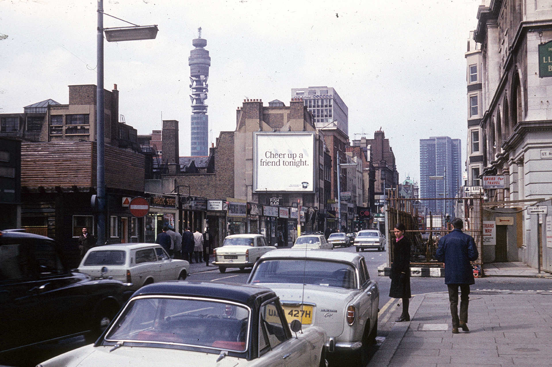 Tottenham Court Road a Great Russel Street torkolatál, szemben a Euston Tower felhőkarcoló, balra a BT Tower TV torony látszik