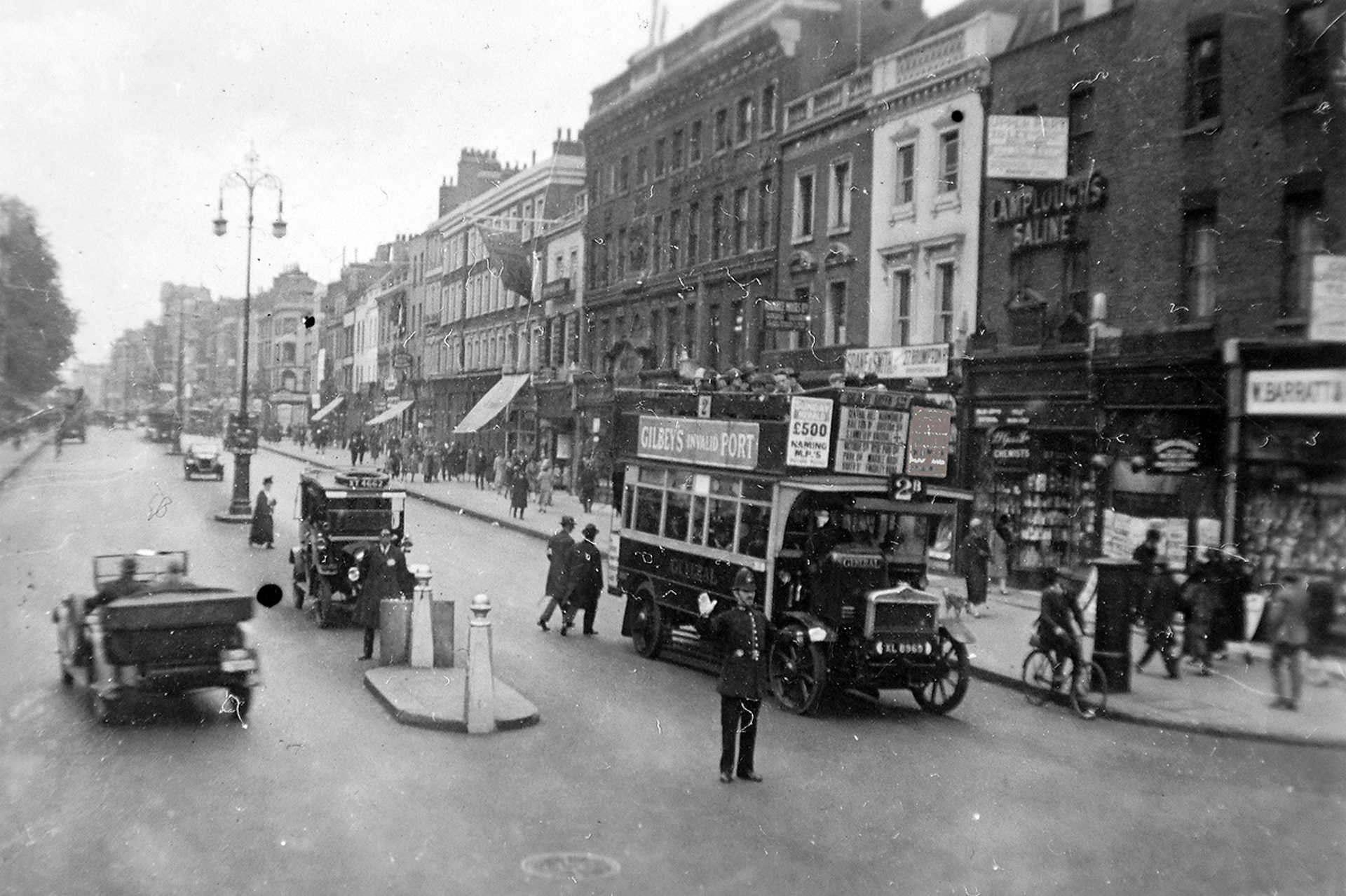 Az Oxford Street az Orchard Street sarkától a Márvány Diadalív (Marble Arch) felé nézve