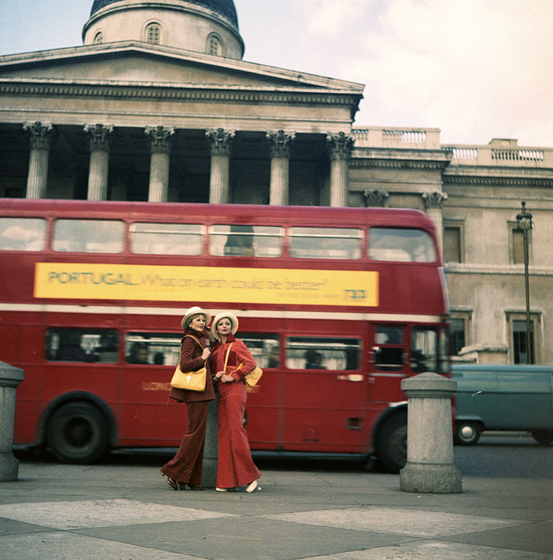 Trafalgar Square, londoni Nemzeti Galéria. Fekete Klári és Takács Zsuzsa manökenek