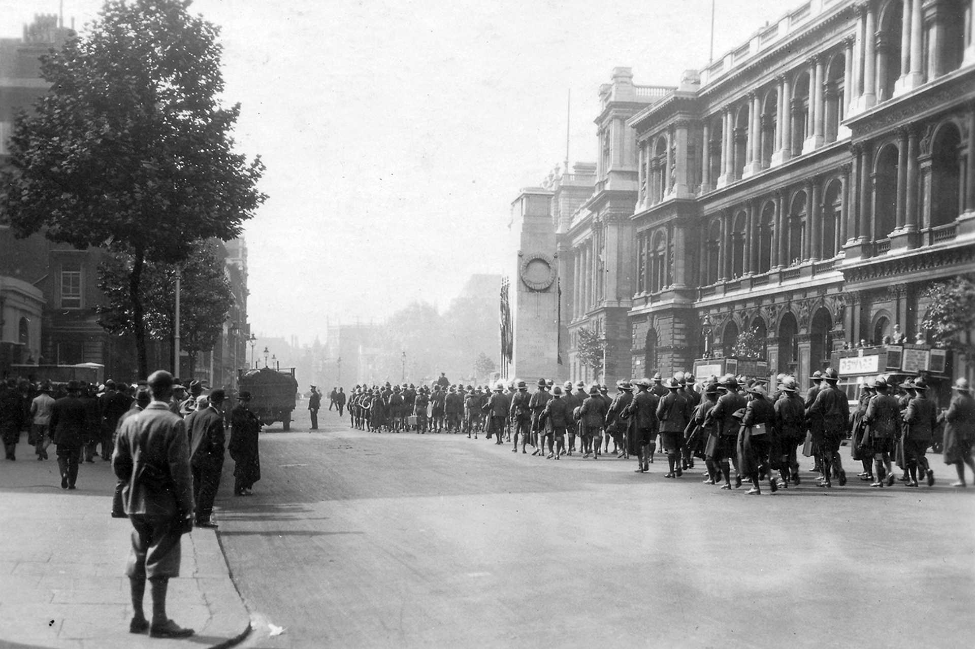 Whitehall, középen a Cenotaph (háborús emlékmű)