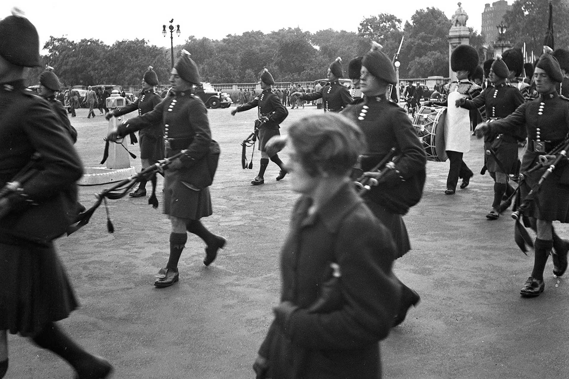 Ünnepi felvonulás a Buckingham Palota előtt