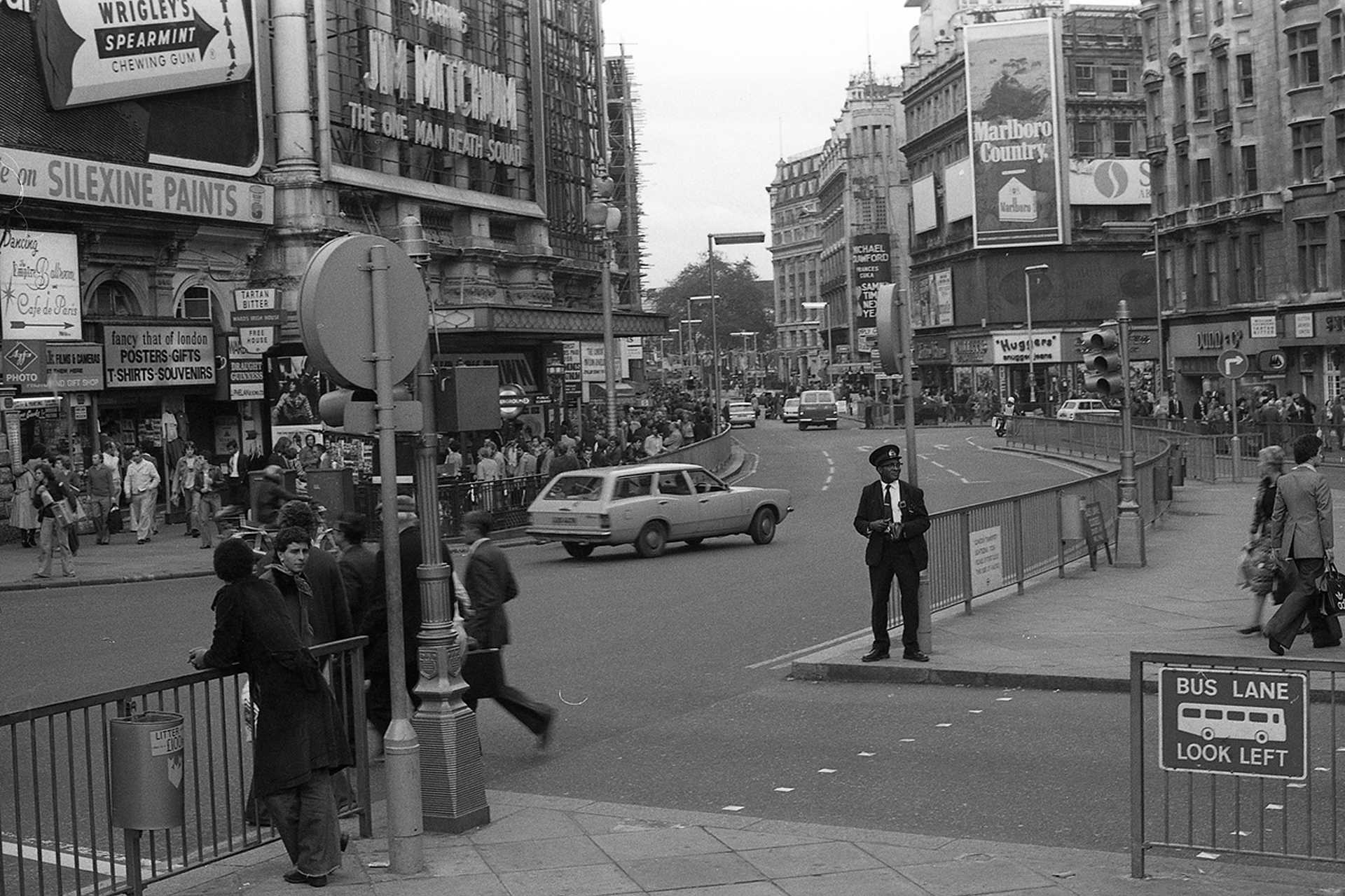 Piccadilly Circus, szemben a Coventry Street
