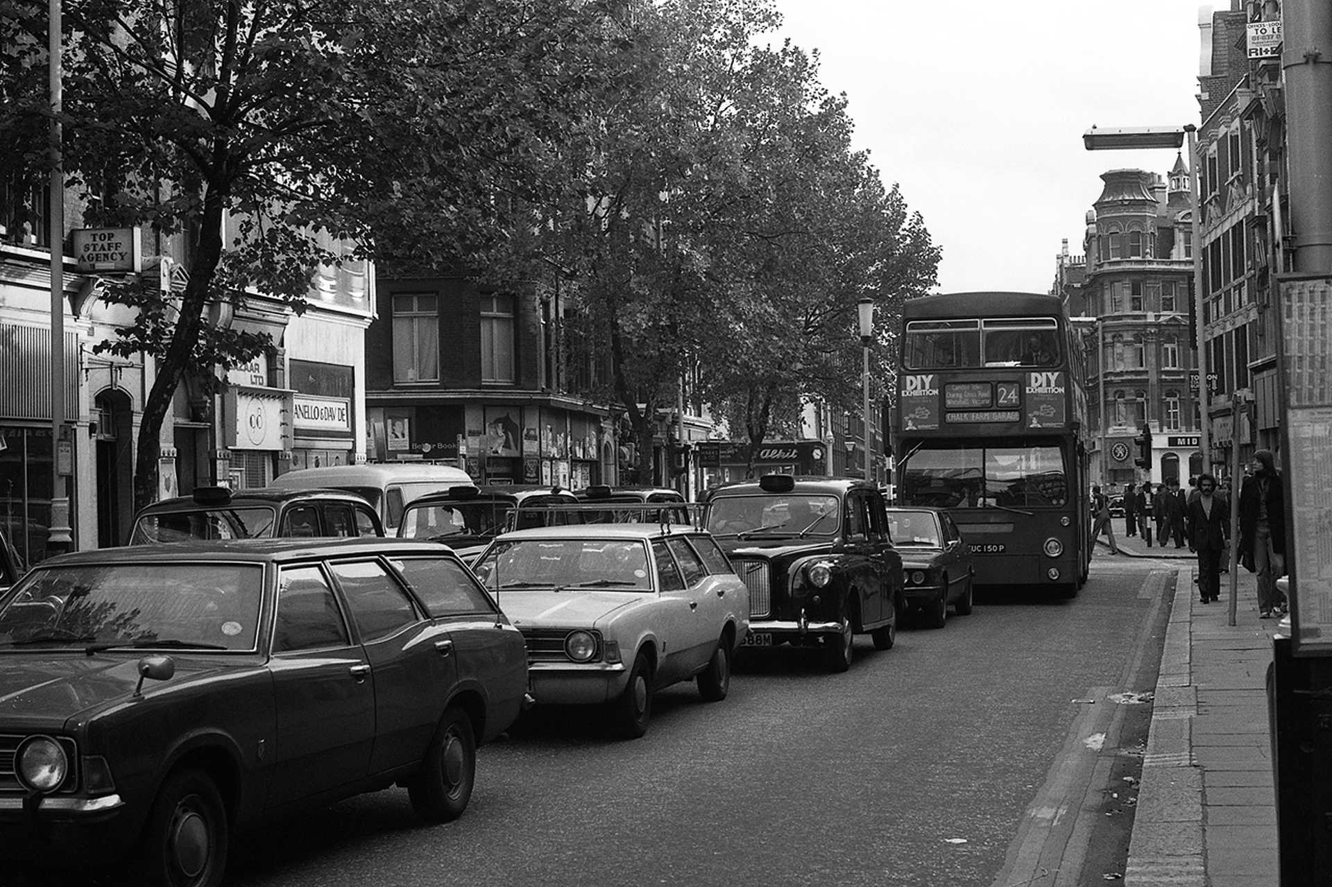 Charing Cross Road, jobbra a Moor Street torkolata, háttérben a Shaftesbury Avenue kereszteződése