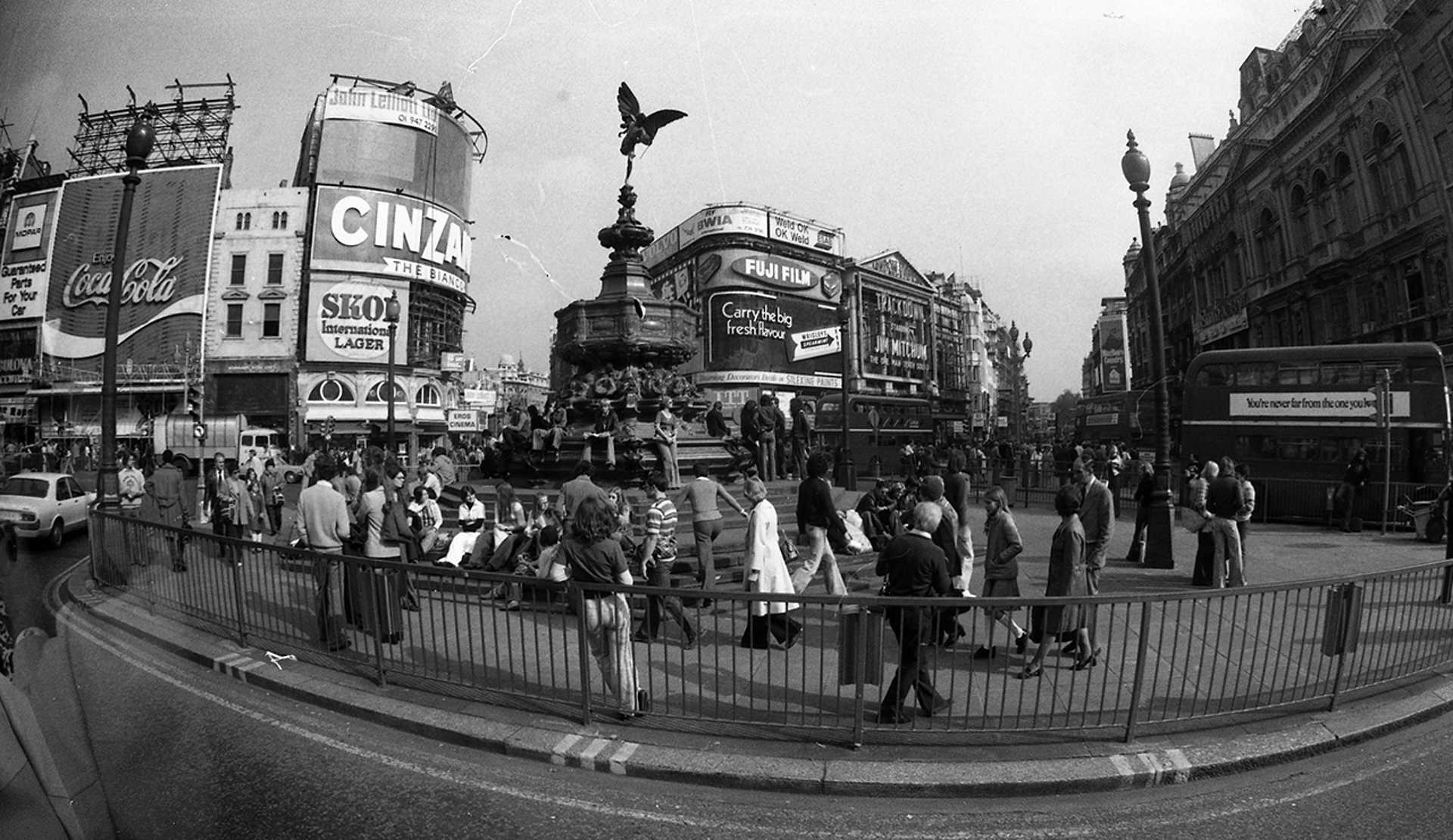 Piccadilly Circus, szemben a Shaftesbury Avenue és a Coventry Street