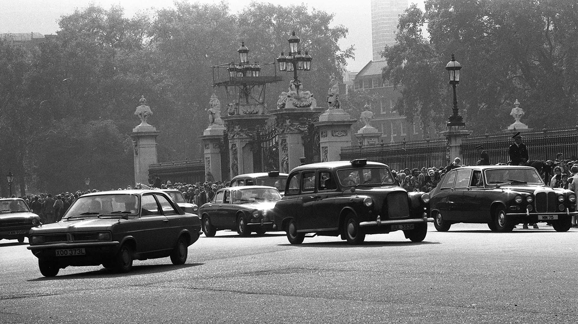 A Buckingham Palota oldalkapuja, balra a Spur Road