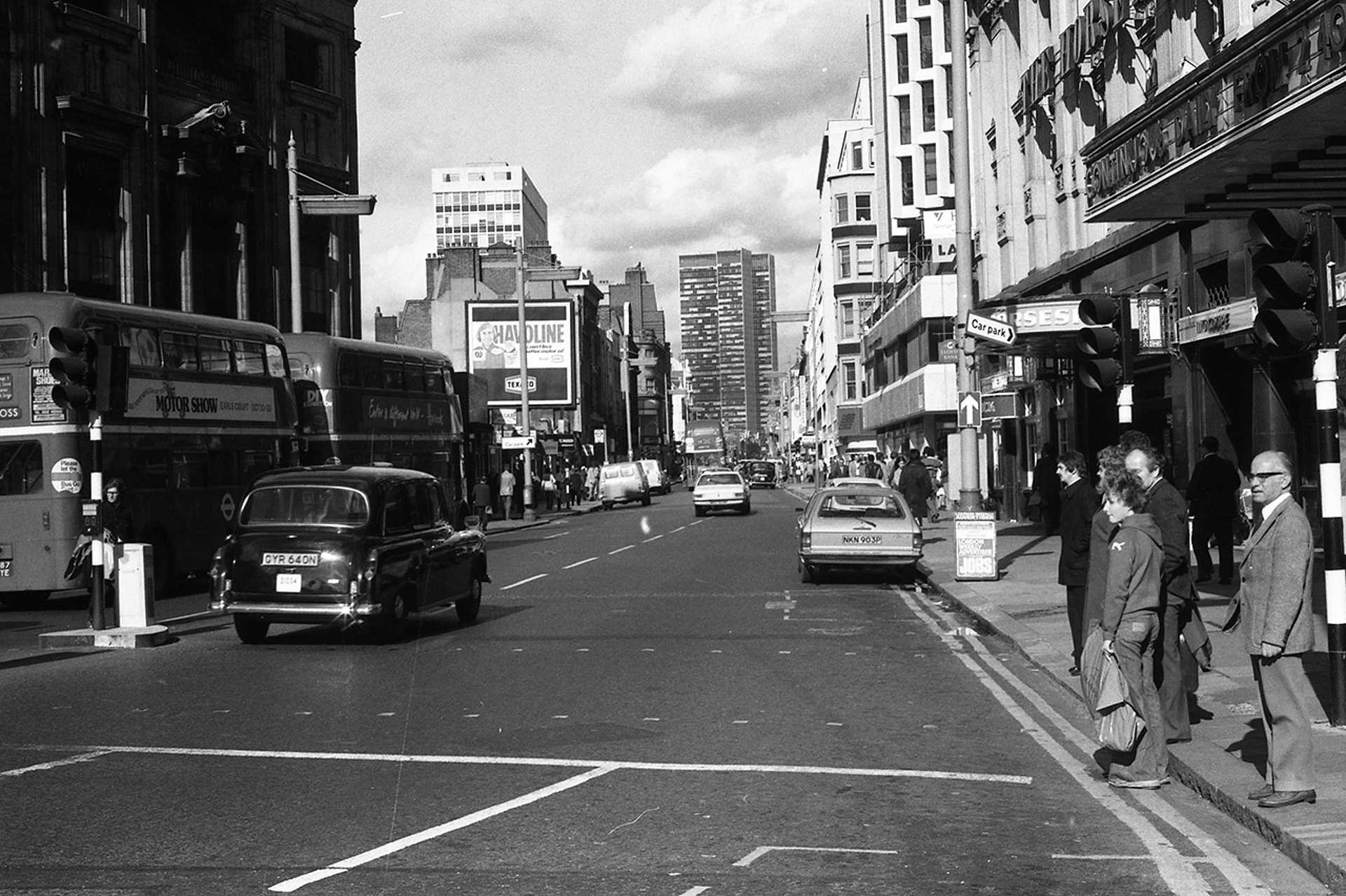 Tottenham Court Road az Euston Tower felé nézve