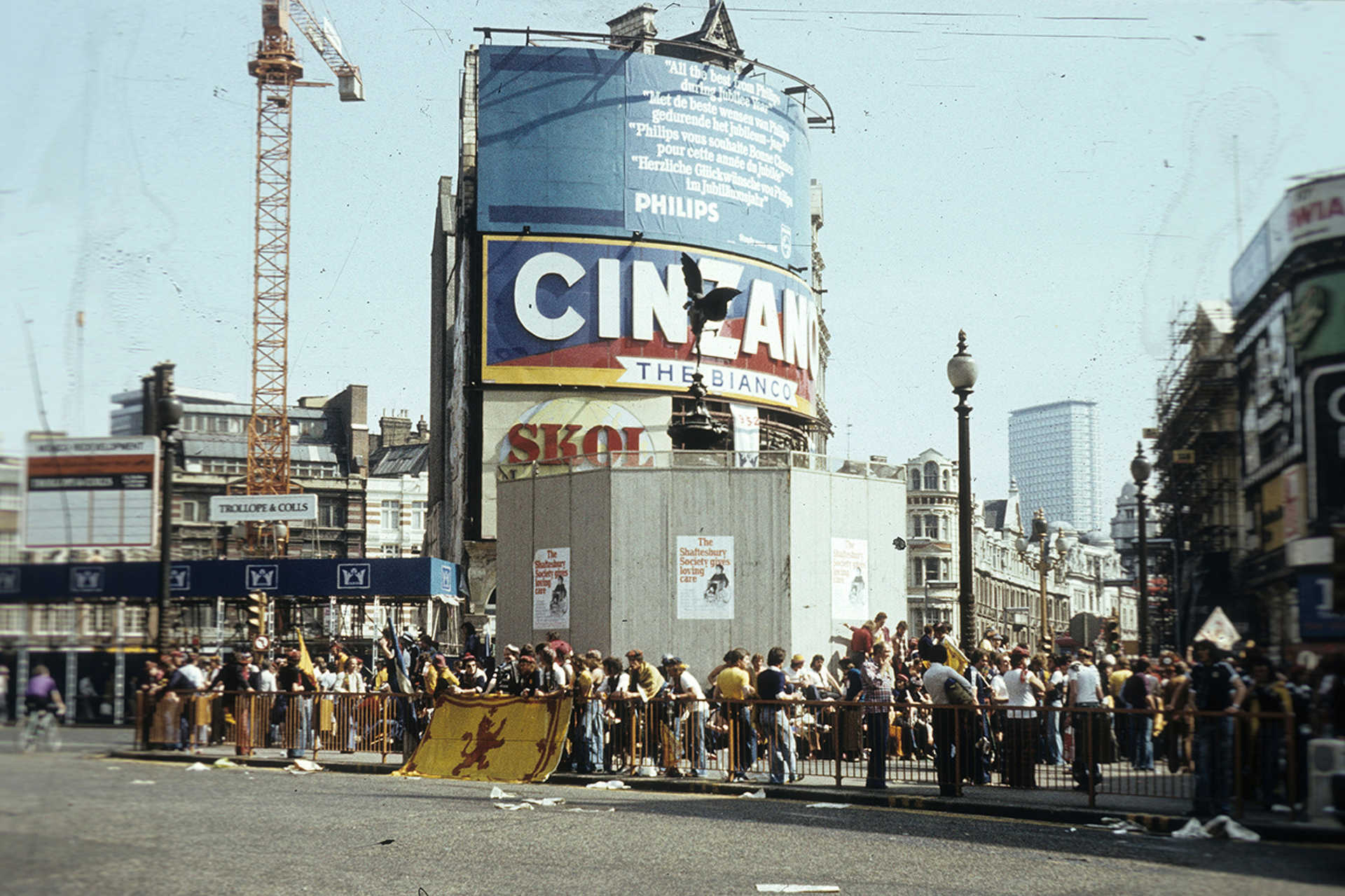 Piccadilly Circus, szemben a Shaftesbury Avenue
