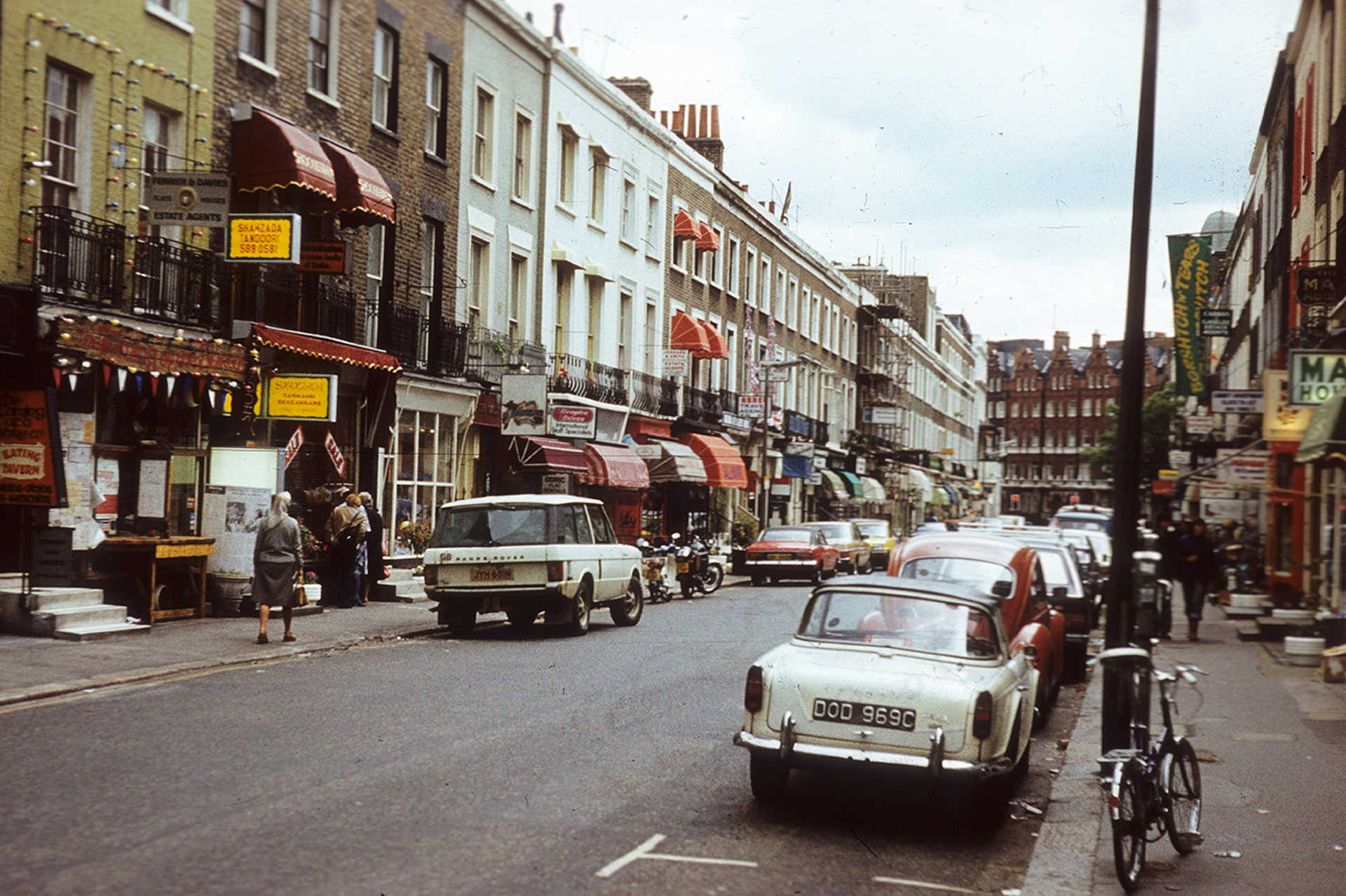 Beauchamp Place a Brompton Road felé nézve