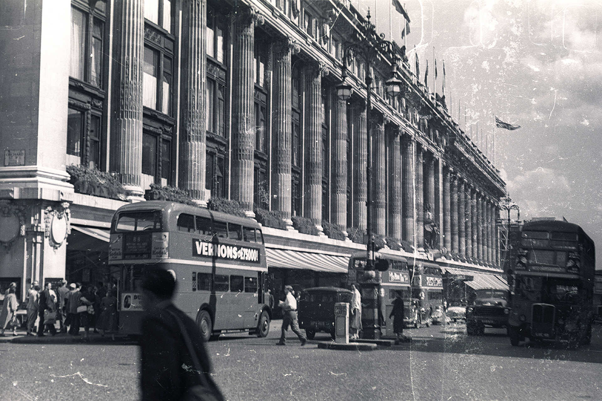 Oxford Street, balra az Orchard Street sarka, szemben a Selfridges Áruház