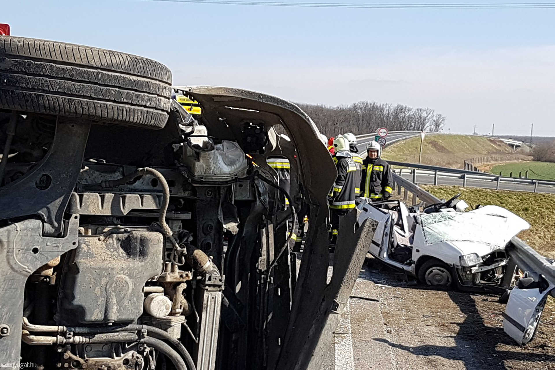 Kisteherautó és személyautó ütközött a 84-es főúton