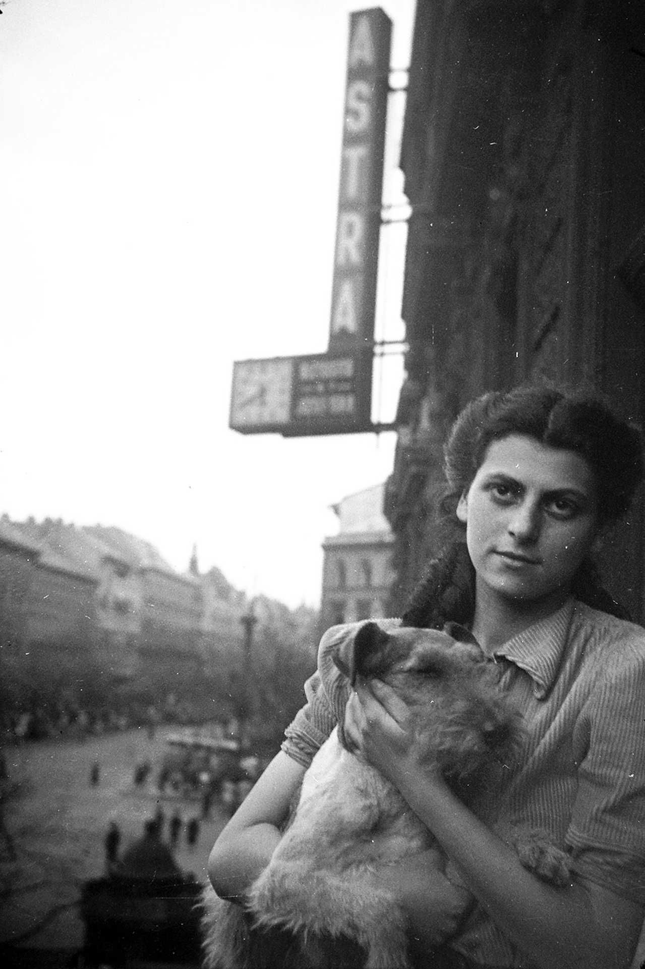 Teréz körút 18. I. emeleti erkélye, háttérben a Teréz körút Oktogon (Mussolini tér) előtti házai
