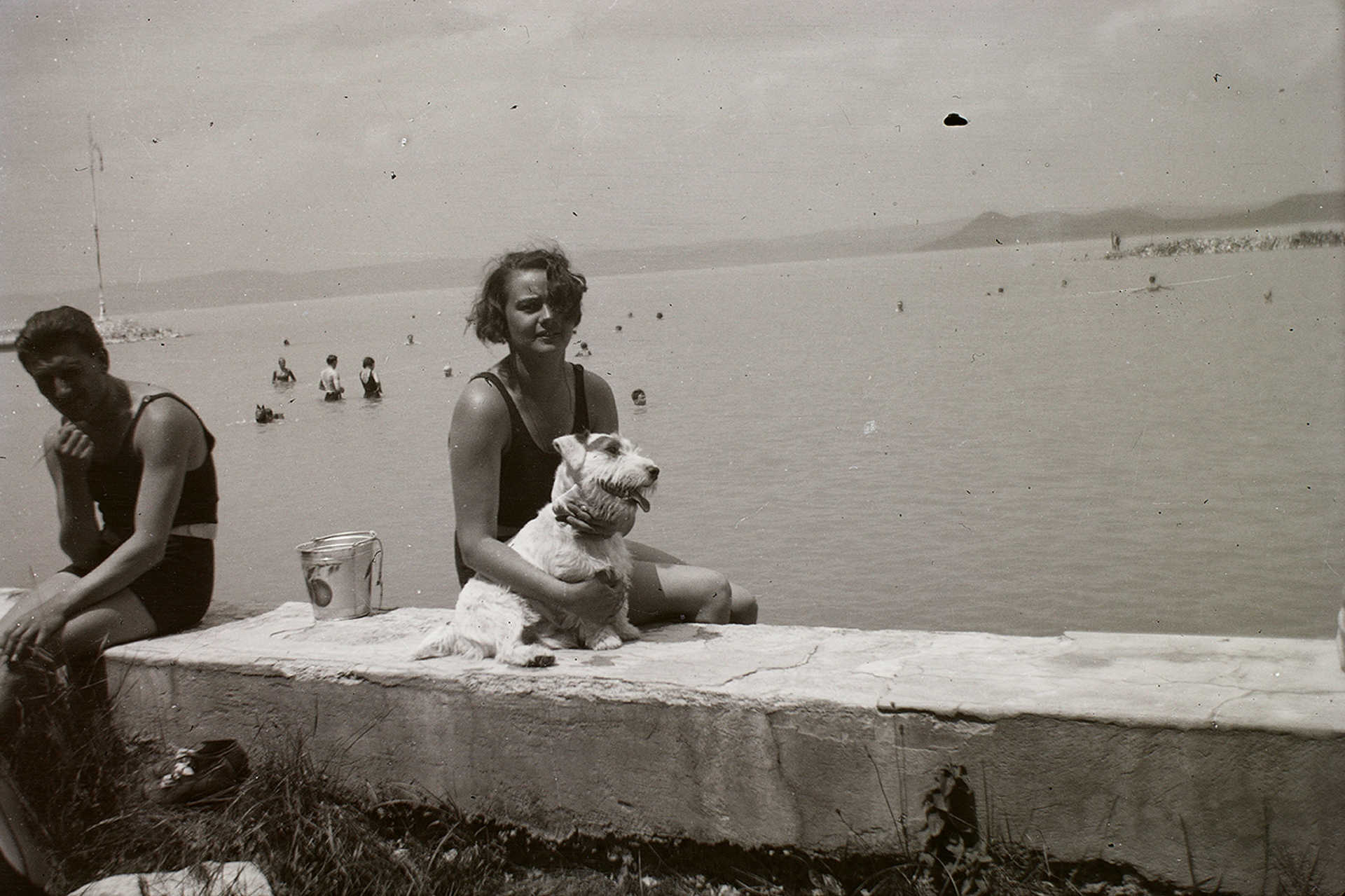 Balaton-part, háttérben a Tihanyi-félsziget