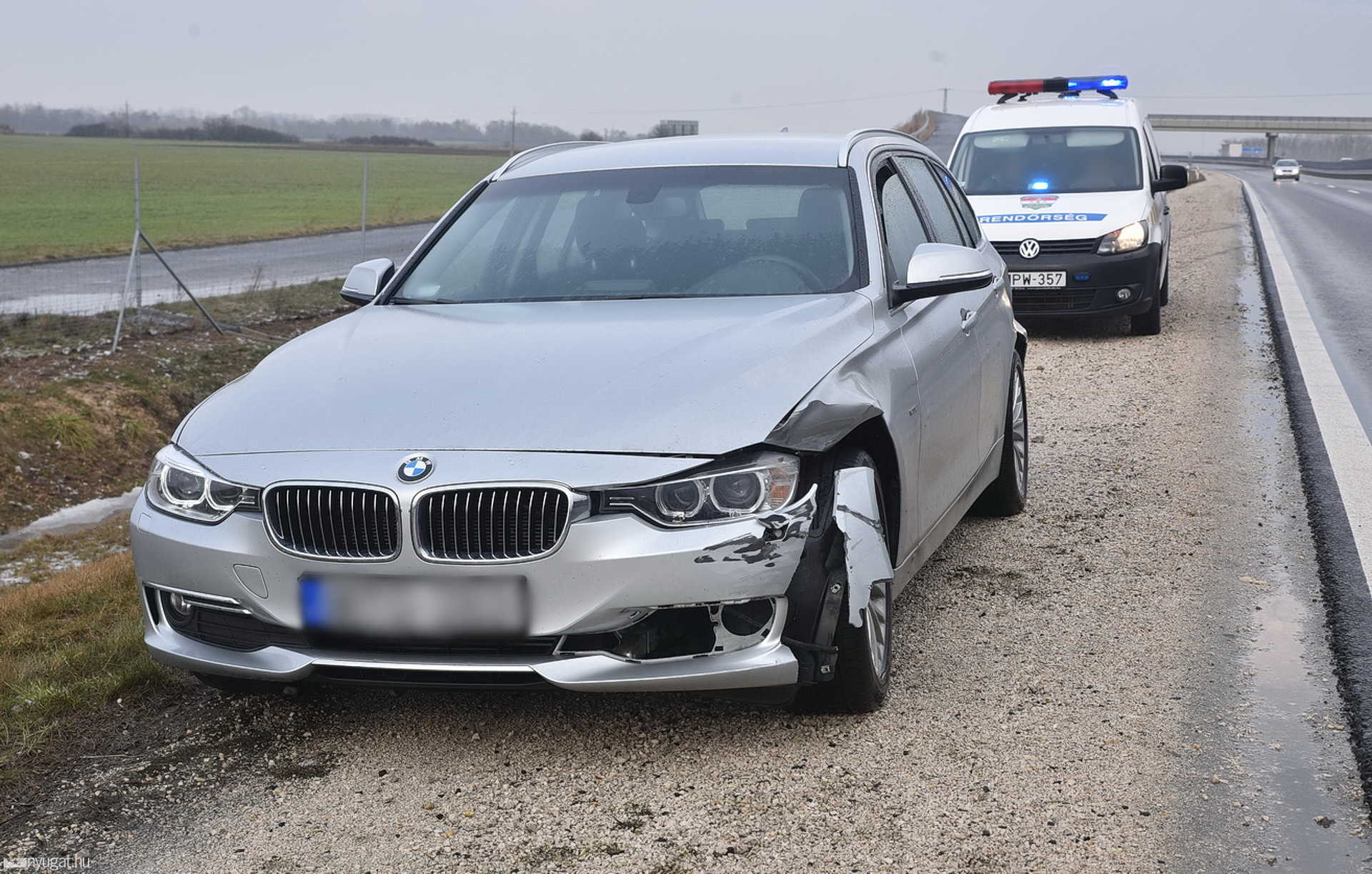Jégesőben hajtott szalagkorlátnak egy BMW az M86-oson