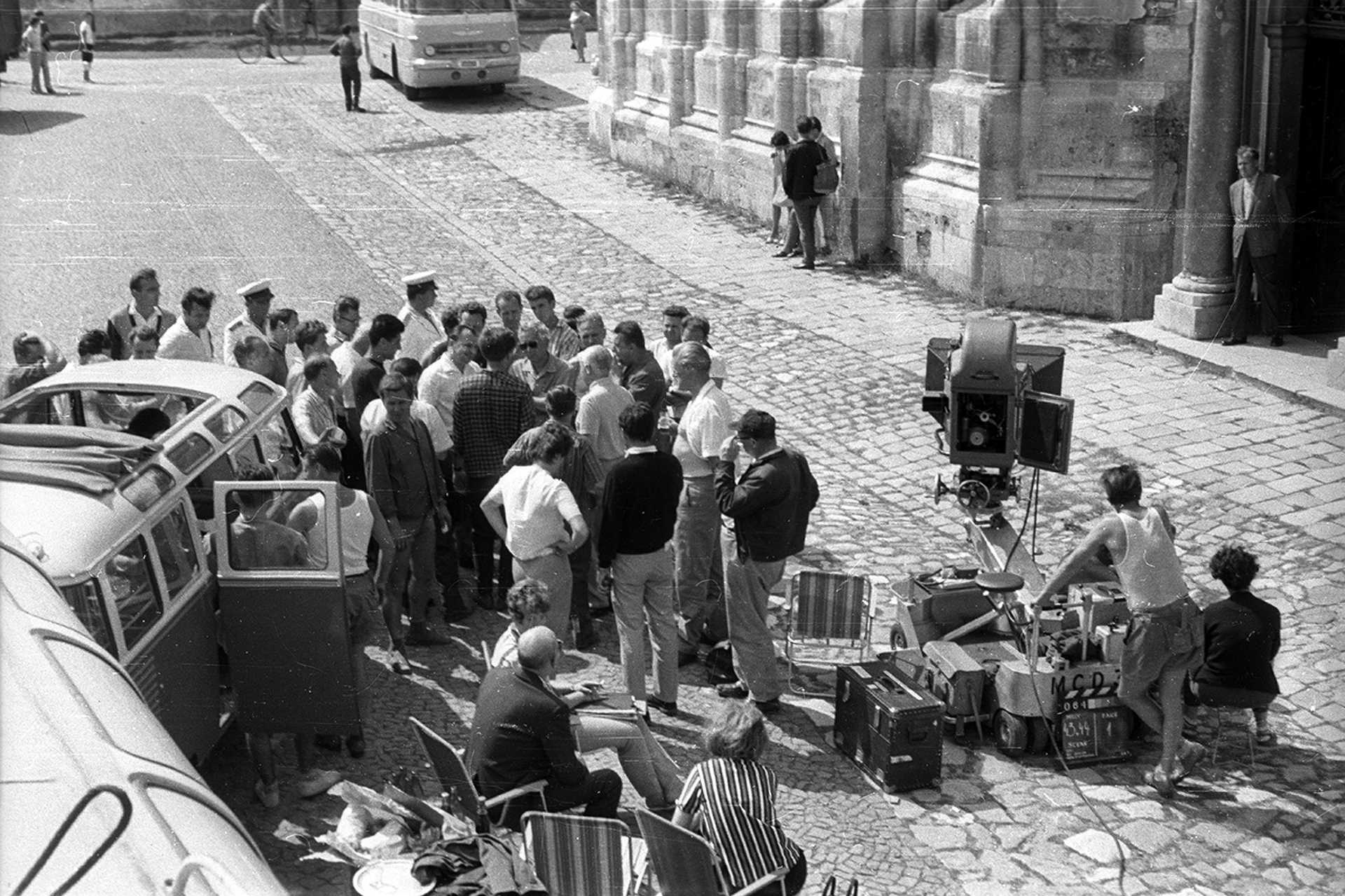 Apor Vilmos püspök tere (Martinovics tér) a Székesegyház oldalbejáratánál. A felvétel Az aranyfej című film forgatásakor készült