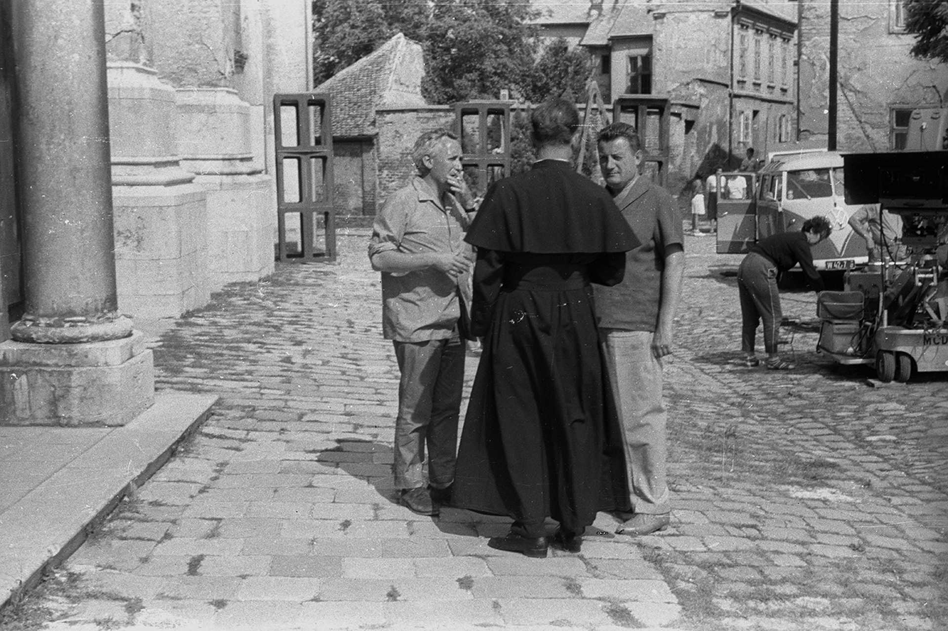  Reverendában, háttal Básti Lajos színművész. A felvétel Az aranyfej című film forgatásakor készült