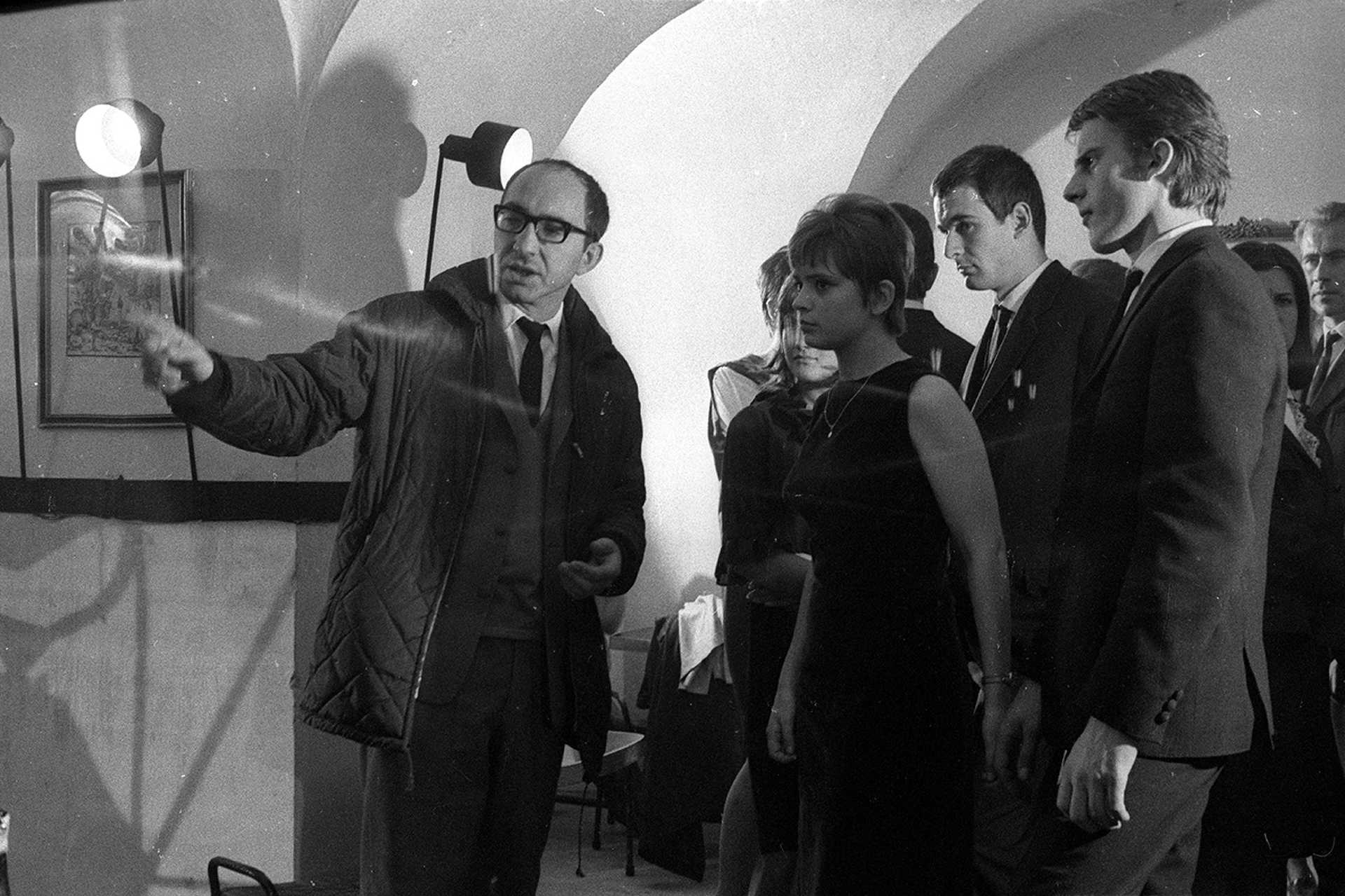 Kőszeg, Jurisics tér, Lábas-ház, balra Palásthy György filmrendező. A felvétel a Sok hűség semmiért c. film forgatásakor készült