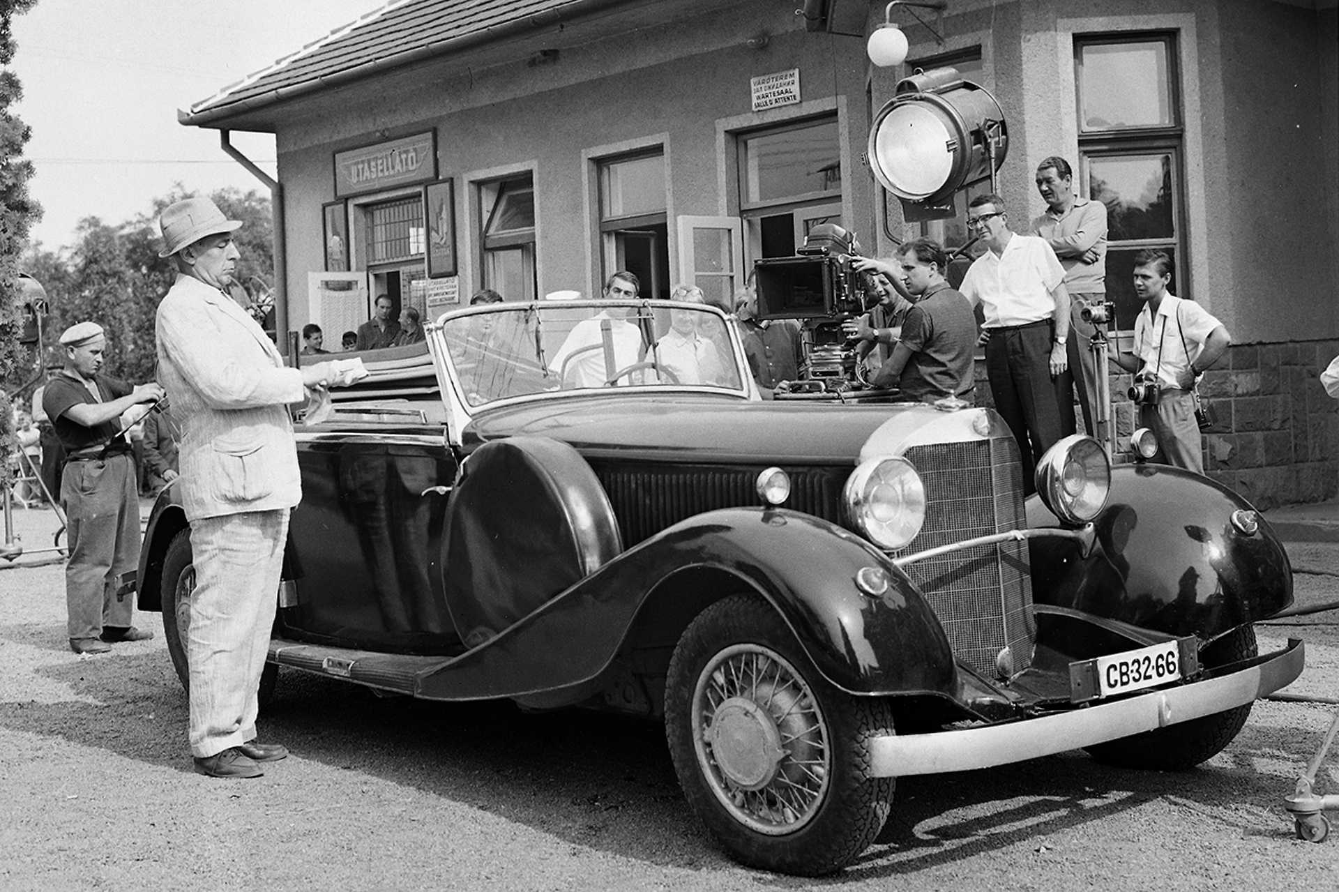 Az autó mellett Balázs Samu színművész, a lámpa alatt fehér ingben Fábri Zoltán rendező az Utószezon című film forgatásán