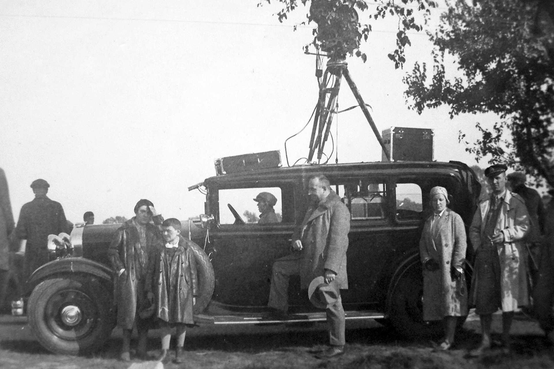 A Magyar Filmiroda hangoskocsija a Táti gyorsasági autóversenyen