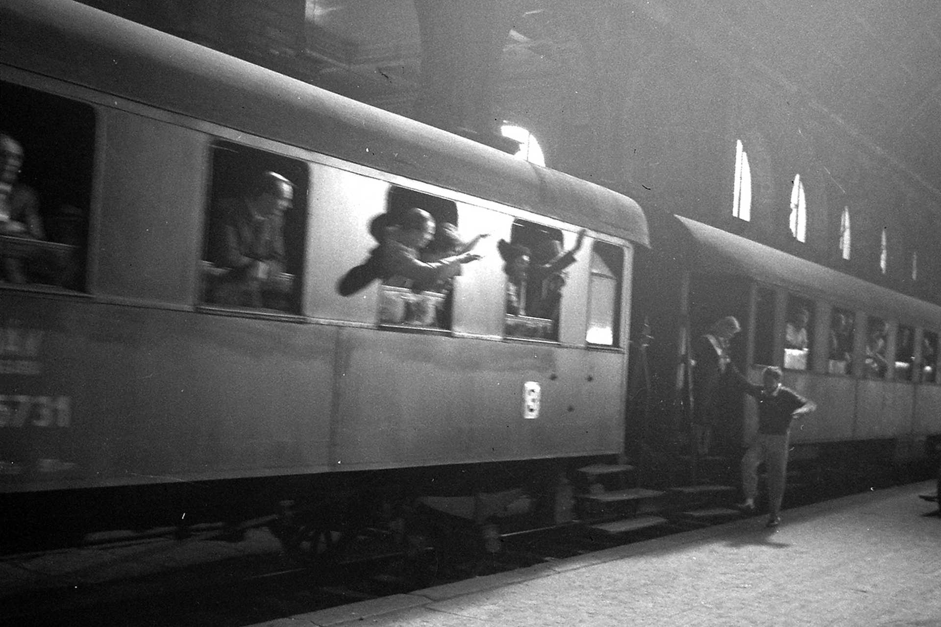 Keleti pályaudvar, Fábry Zoltán Bolond április c. filmjének forgatása, a vagon lépcsőjénél Mensáros László és Krencsey Marianne