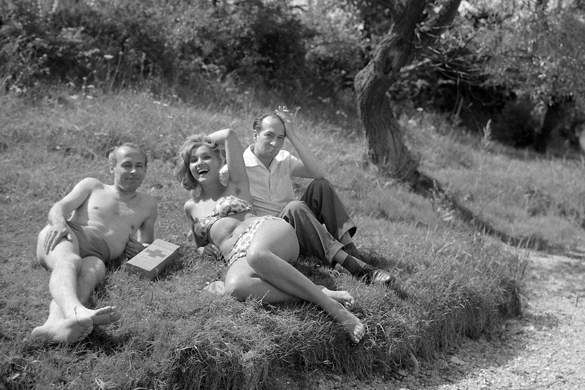 Sólyom-sziget, Dalos László újságíró, Pécsi Ildikó és Kotnyek Antal fotós az Aranyember című film forgatási szünetében