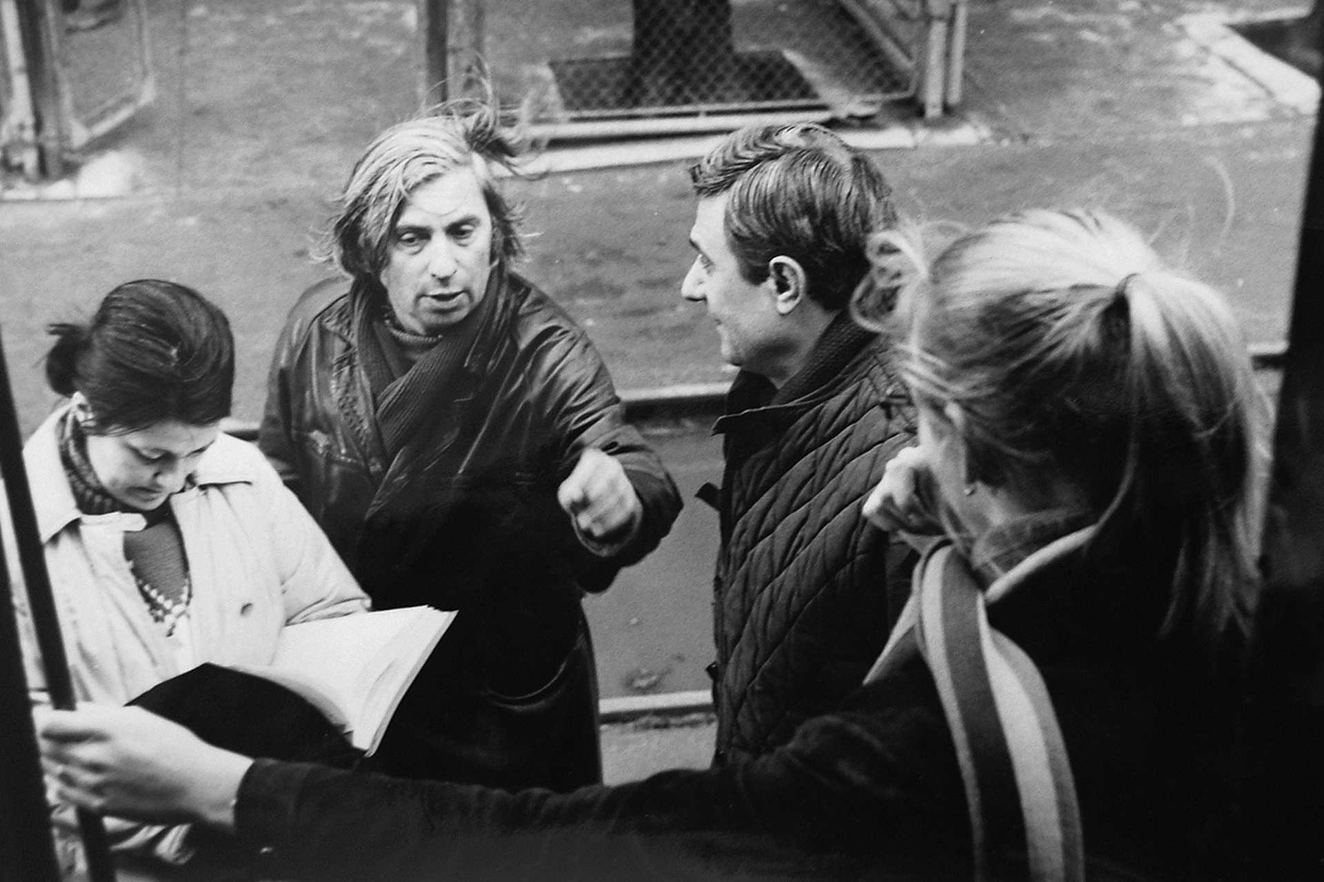 A Harmadik nekifutás című film forgatása. Középen Bacsó Péter rendező és Avar István színművész