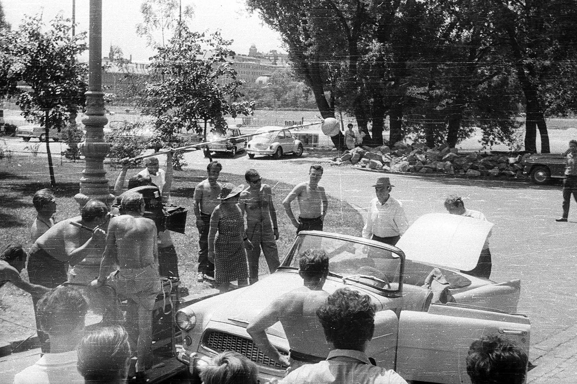 Az Irány Mexikó! c. zenés film forgatása a Sportuszodánál. A Skoda Felicia csomagtartójánál Latabár Kálmán és Bodrogi Gyula