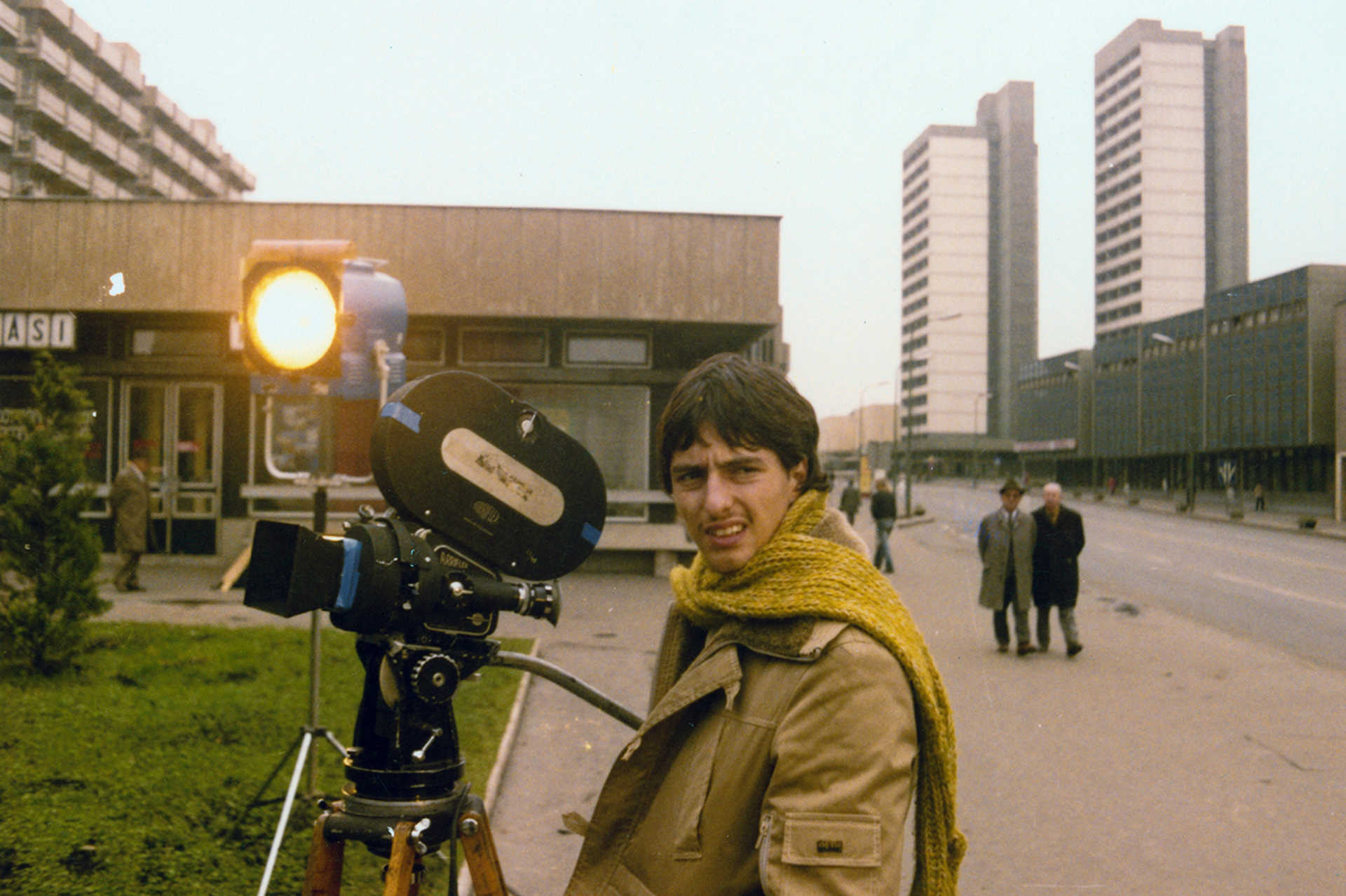 Salgótarján, filmforgatás a Fő téren. Jobbra a Rákóczi úti garzonházak
