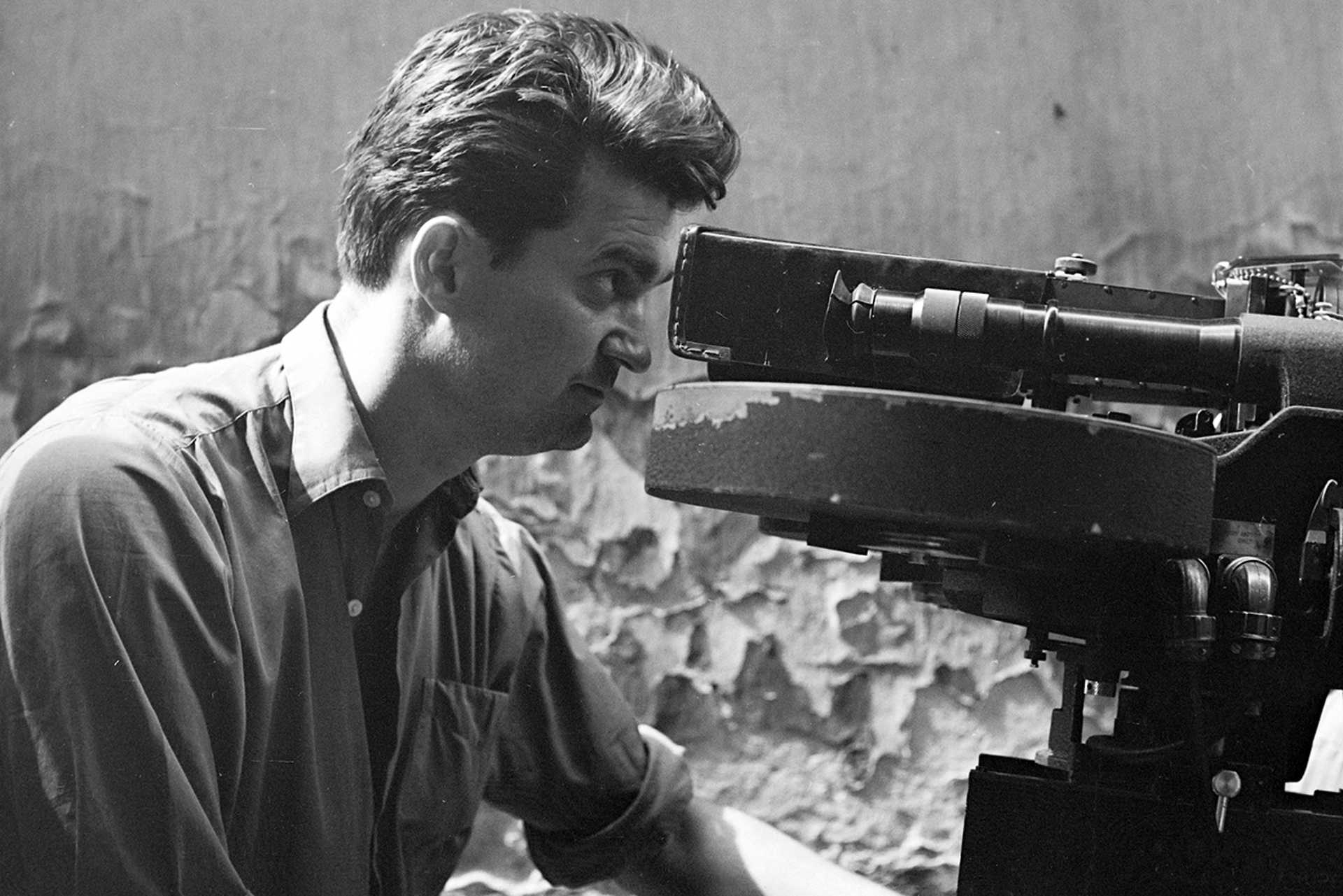 Győr, Lépcső köz, Hildebrand István operatőr. A felvétel Az aranyfej című film forgatásakor készült