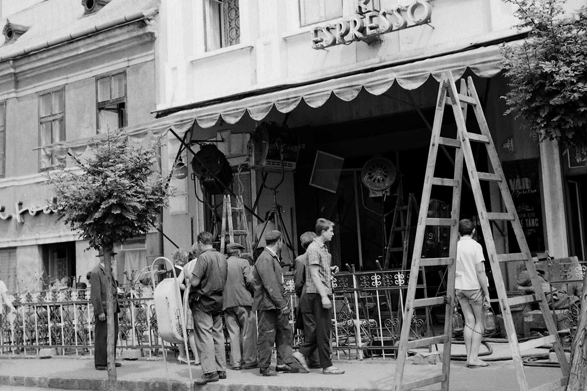 Esztergom, Vár eszpresszó a Rákóczi tér-Vörösmarty utca sarkán. Az orvos halála című film forgatása
