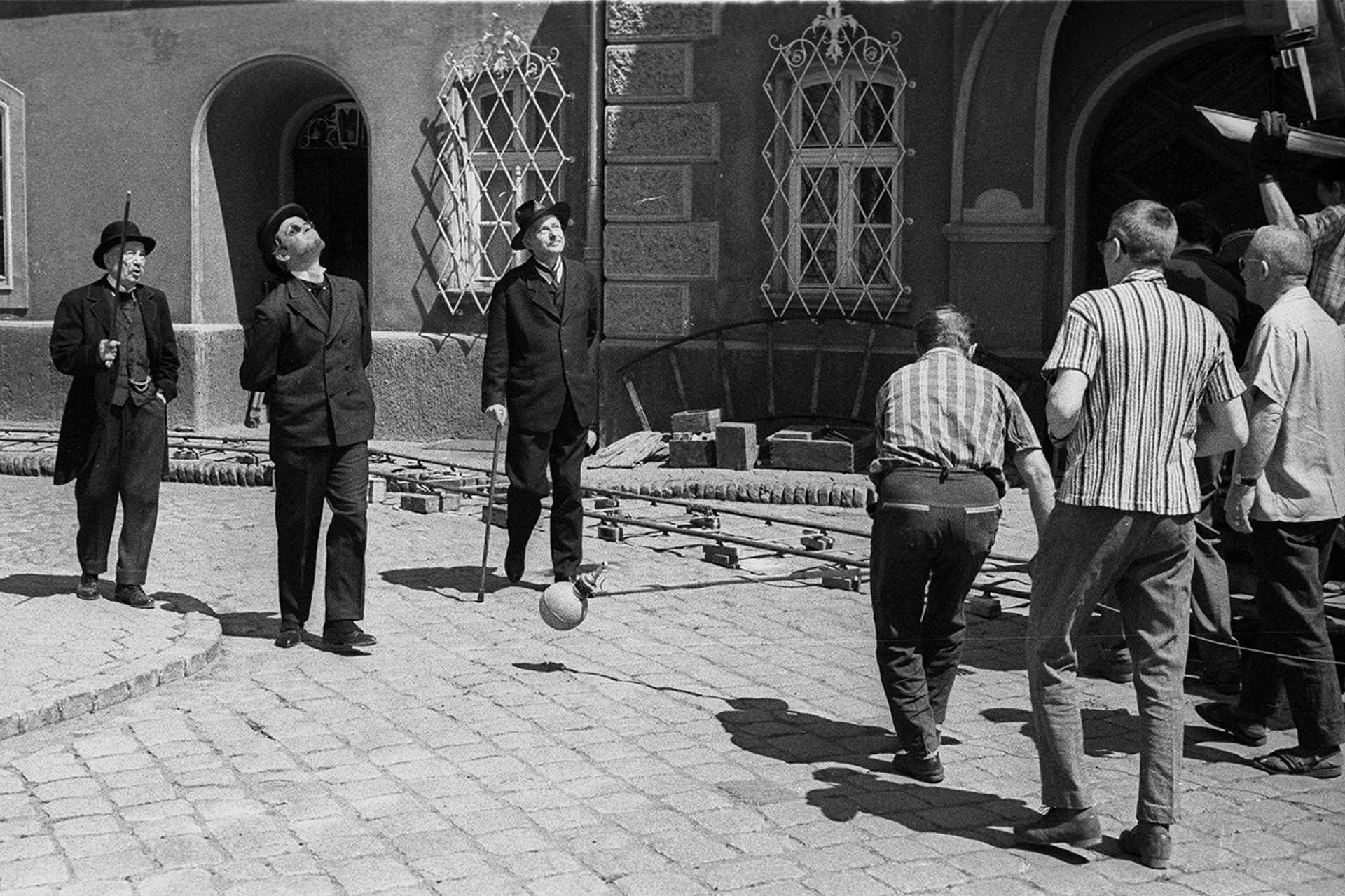 Baja, Déri Miksa köz, Gózon Gyula, Latinovits Zoltán és Mensáros László színművészek az Aranysárkány című film forgatásán