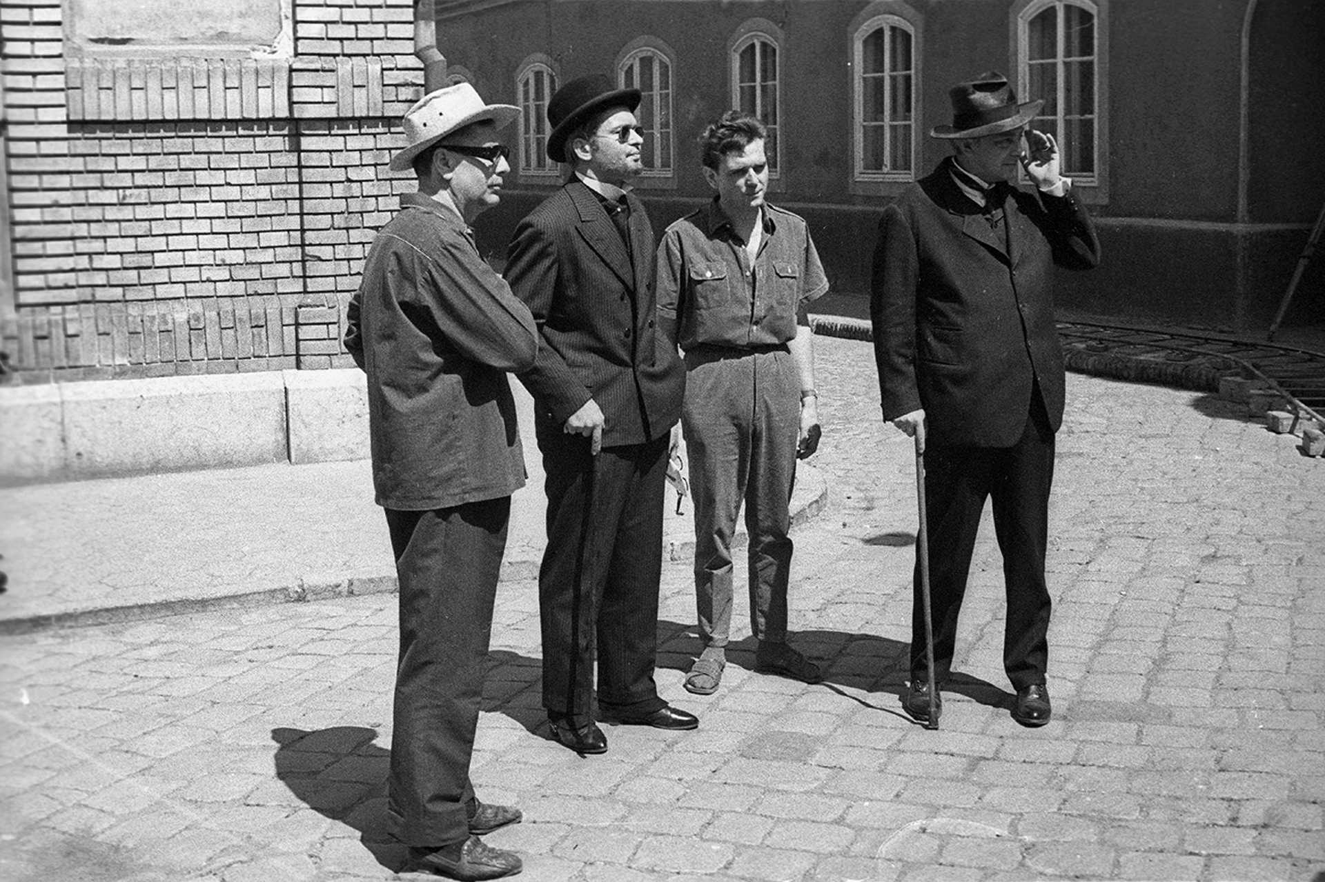 Balra Ranódy László rendező, sötét ruhában Latinovits Zoltán és Mensáros László színművészek az Aranysárkány c. film forgatásán