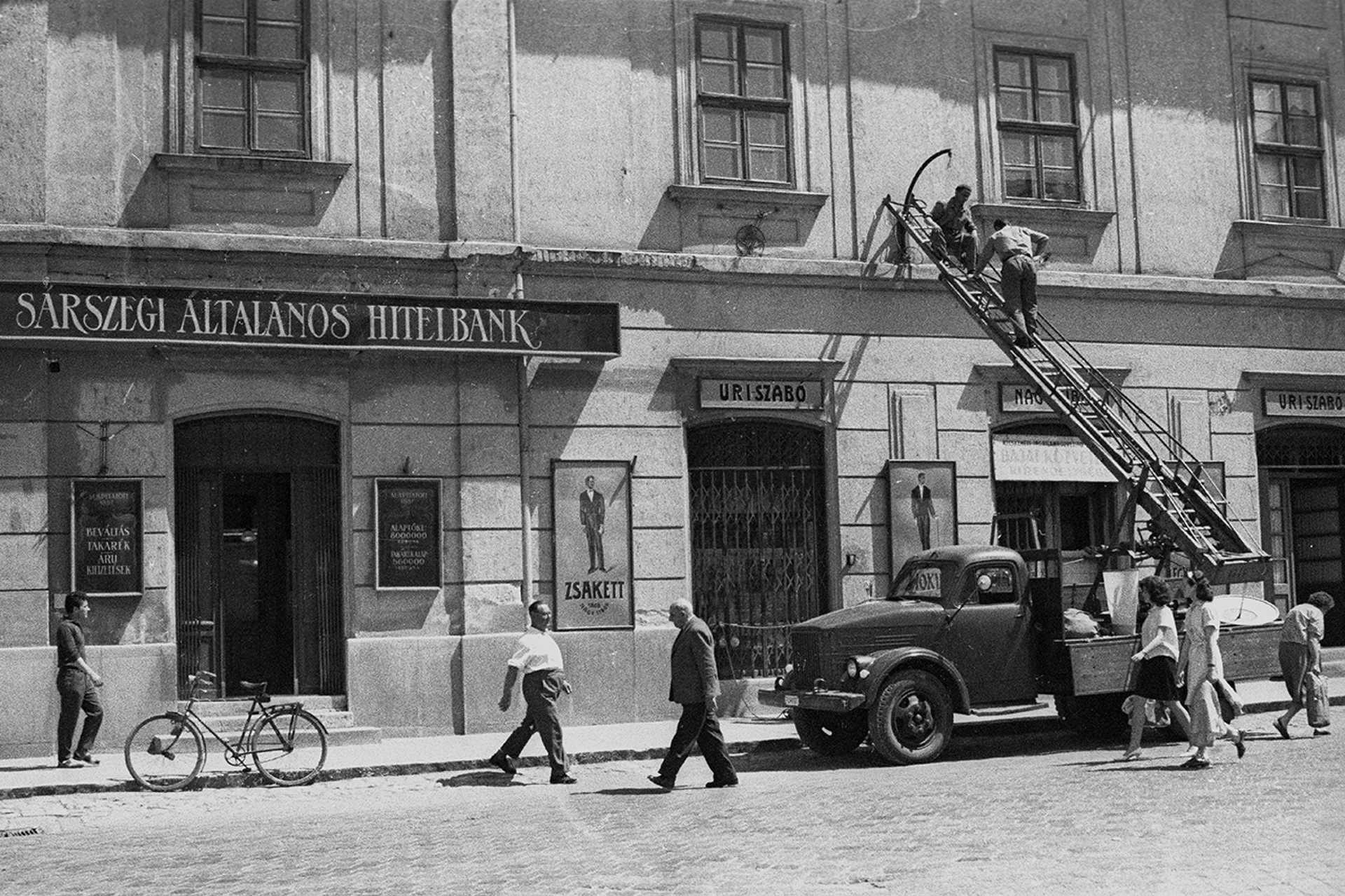 Baja, Szentháromság (Béke) tér a Bajai Takarék Pénztár épülete. A felvétel az Aranysárkány című film forgatásakor készült