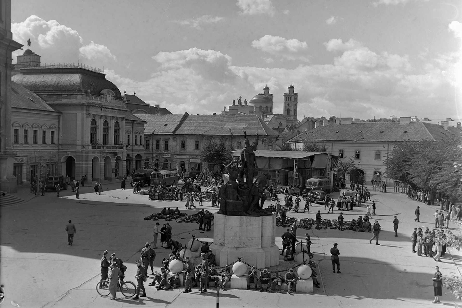 Dobó tér, filmforgatás Dobó István szobra (Stróbl Alajos, 1907.) és a Városháza előtt. Távolban a Főszékesegyház látható