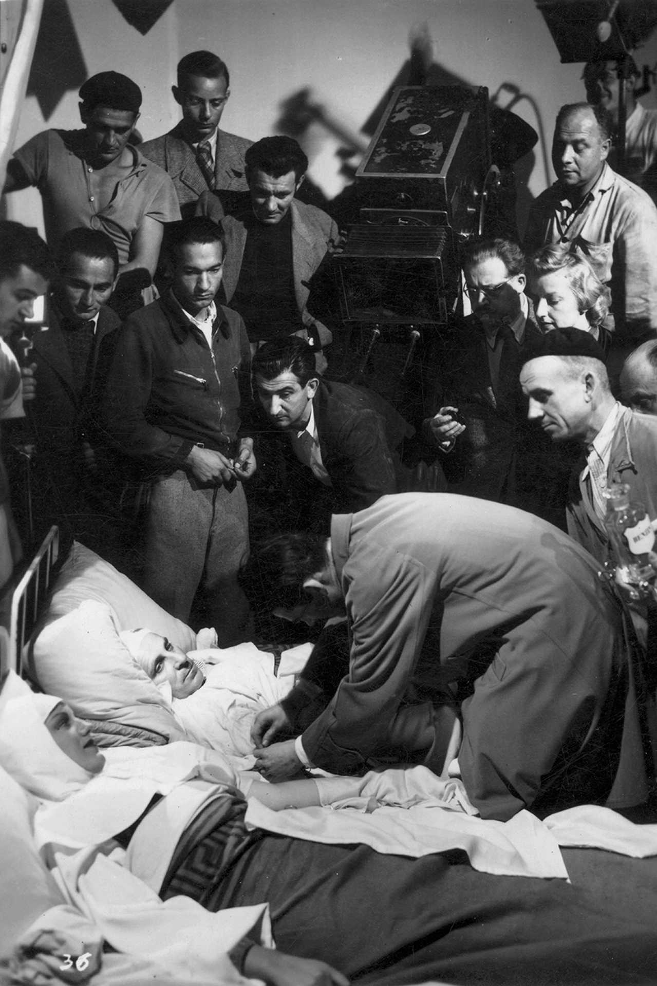 Beata és az ördög c. film felvétele. A kamera mellett szemüveggel Hamza D. Ákos rendező, a szereplők Szörényi Éva és Páger Antal