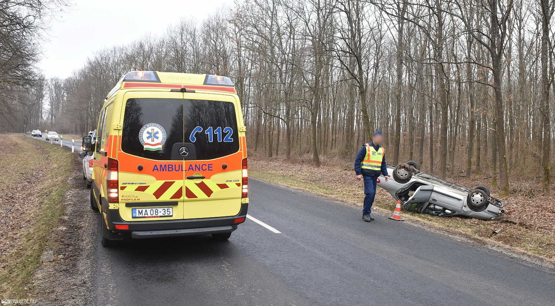 Felborult egy Renault Ják és Szombathely között