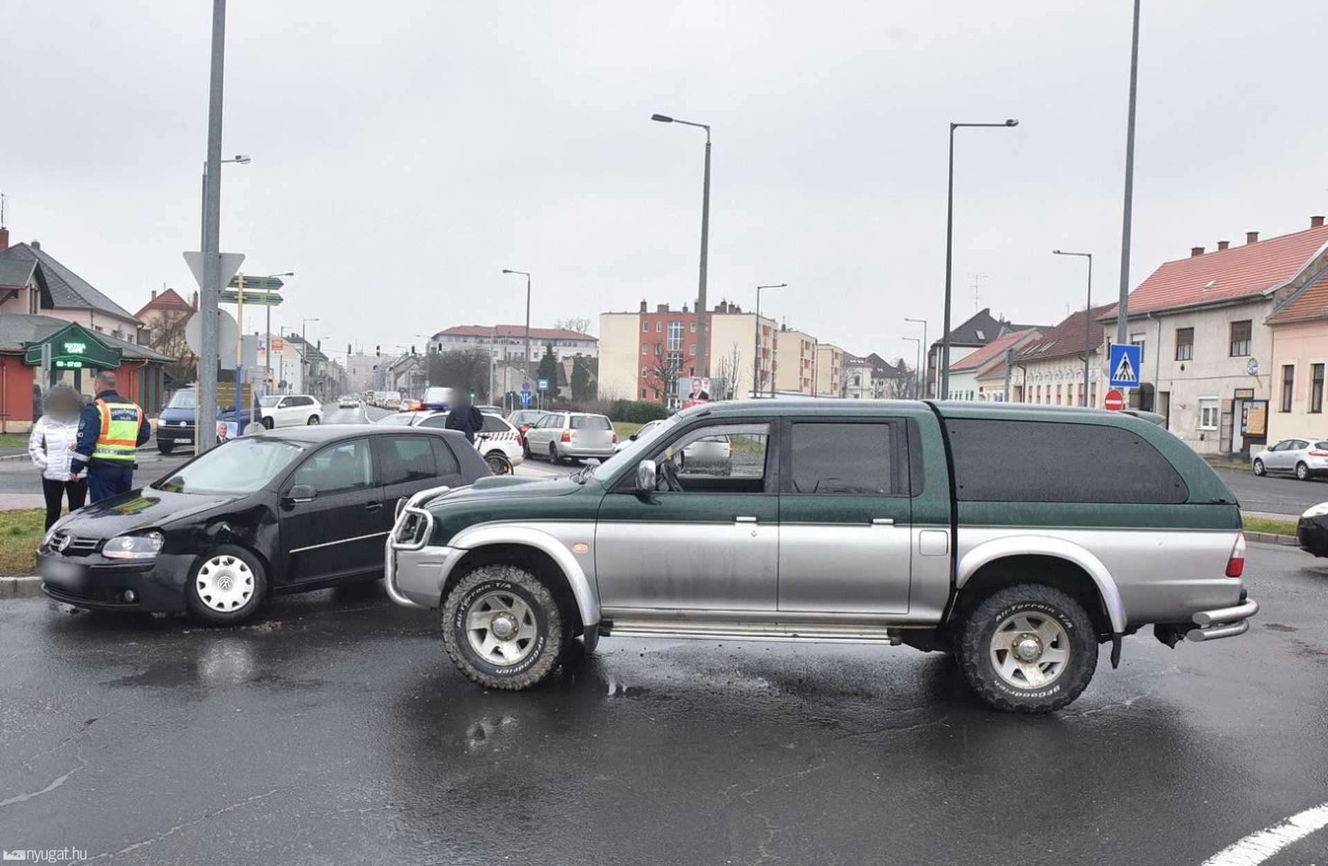 Mitsubishi elé hajtott VW a körforgalomban