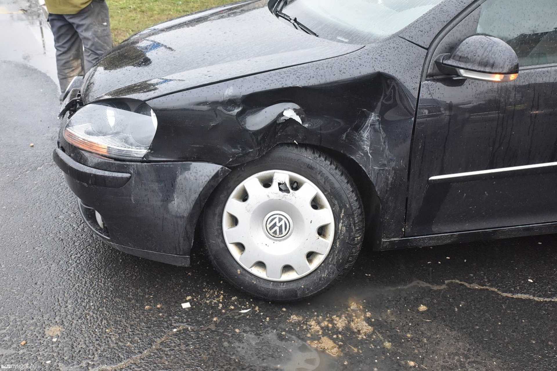 Mitsubishi elé hajtott VW a körforgalomban