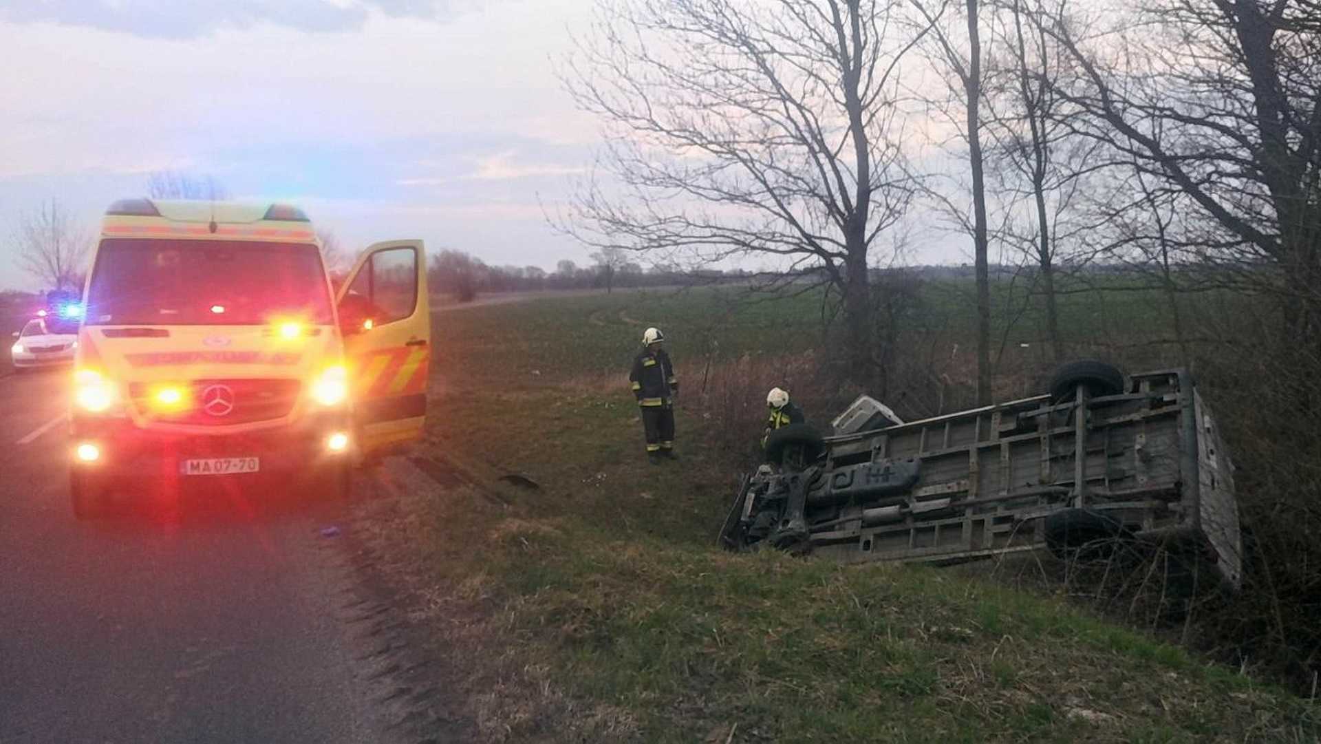 Árokba borult egy kisteherautó Bük mellett 