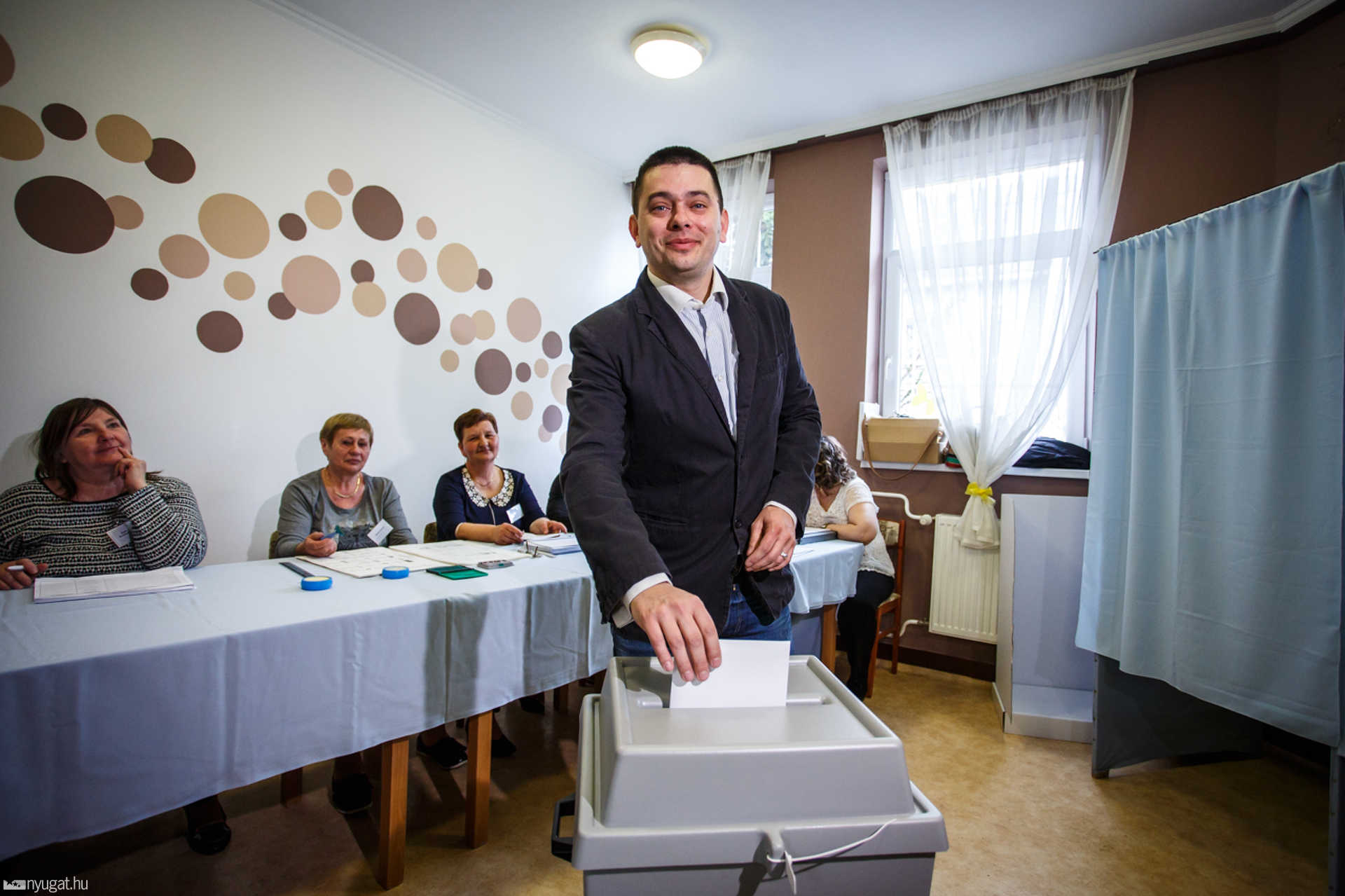 Németh Ákos szavaz