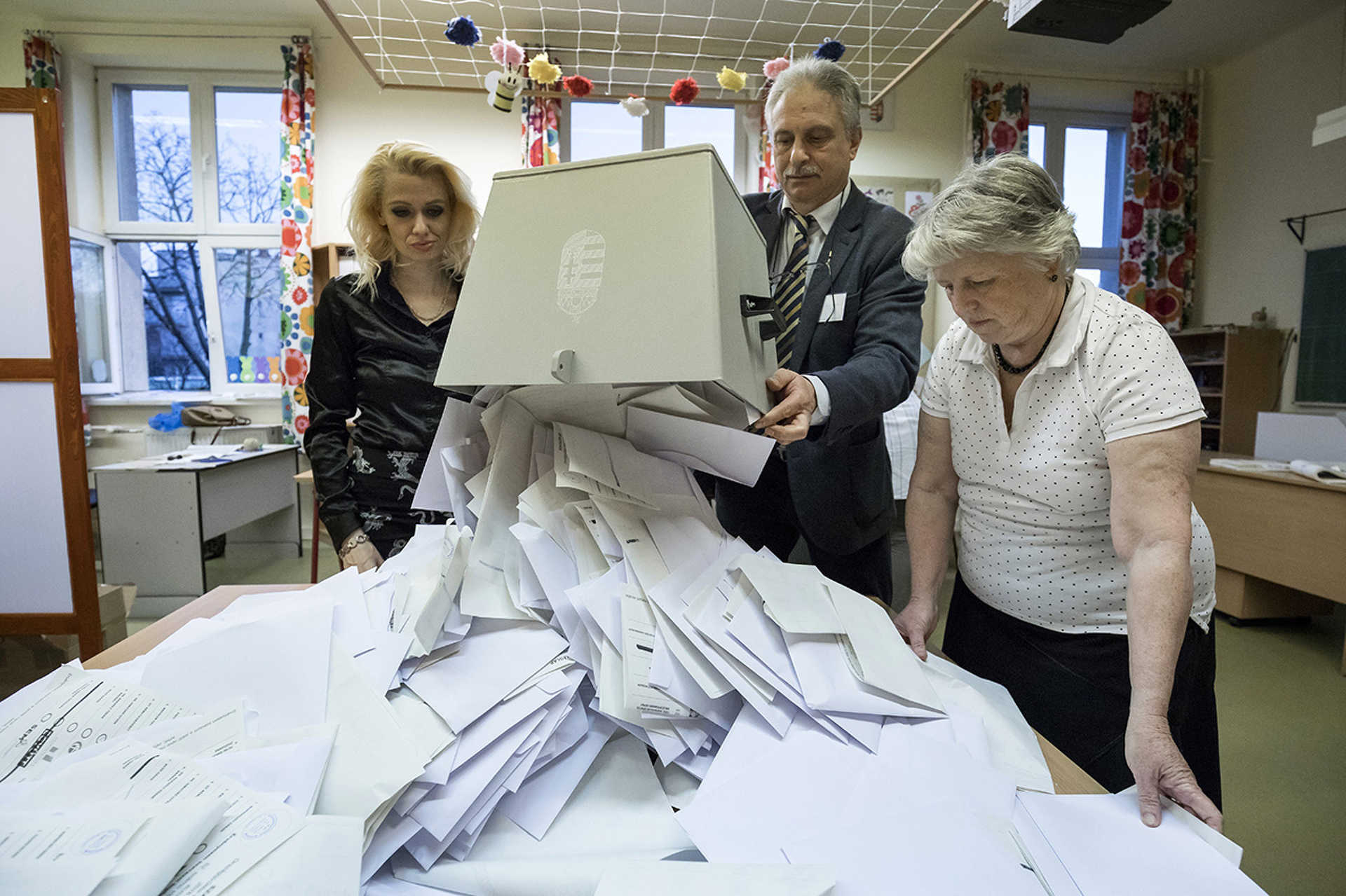 Urnabontás a budapesti Bocskai István Általános Iskolában kialakított szavazókörben