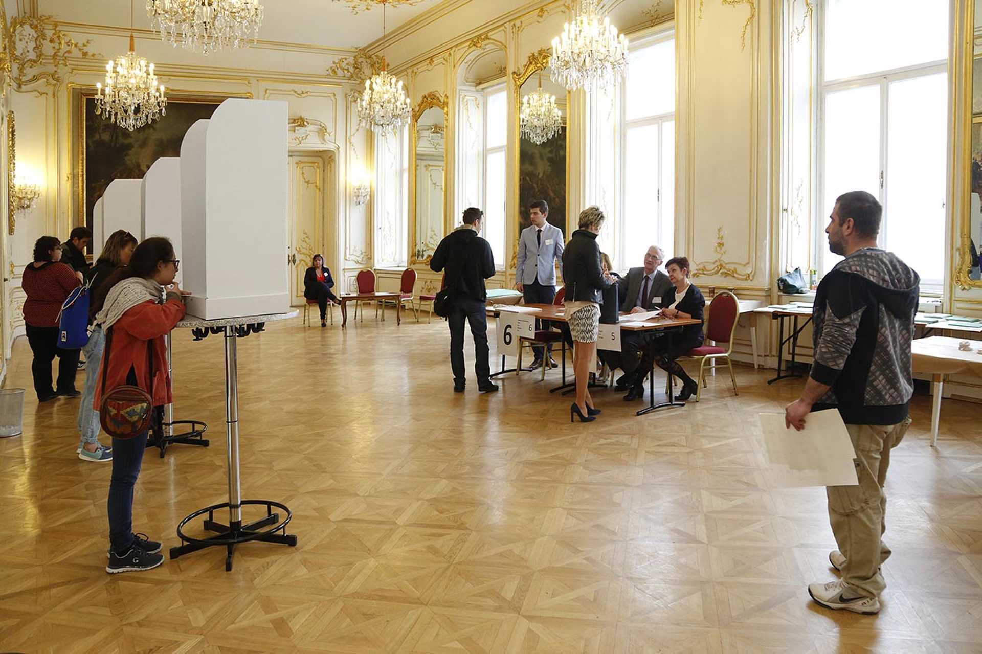 Szavazók az országgyűlési képviselő-választáson a bécsi magyar nagykövetségen