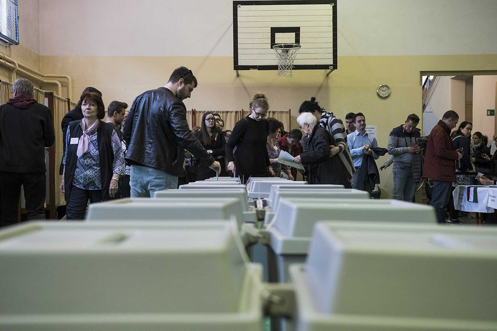 Szavazók Újbudán, a Bocskai István Általános Iskolában