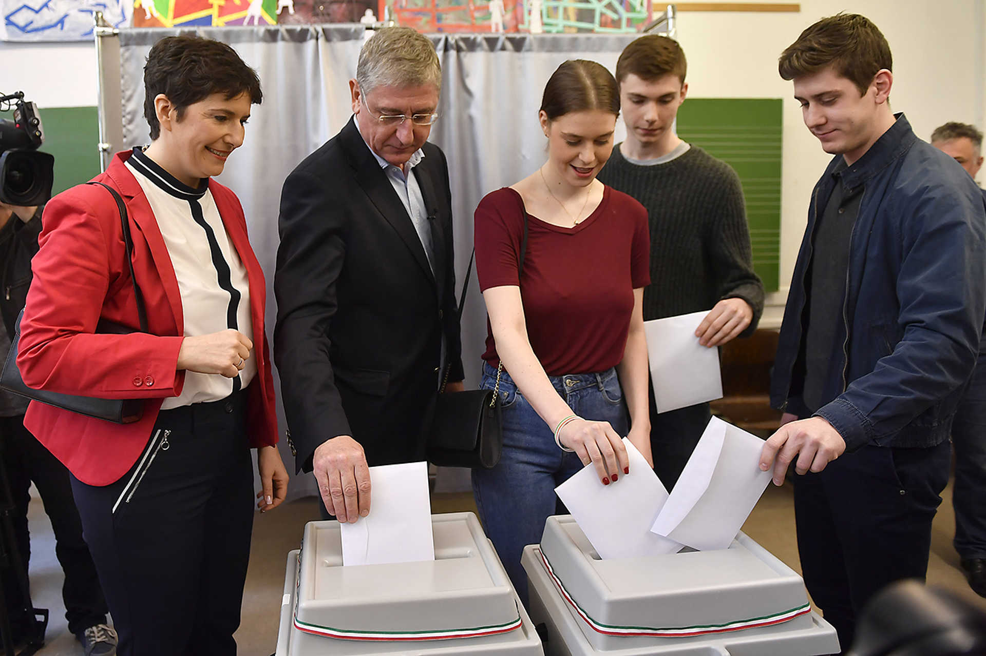 Gyurcsány Ferenc, a DK elnöke leadja szavazatát a II. kerületi Áldás Utcai Általános Iskolában. Mellette felesége és gyermekei