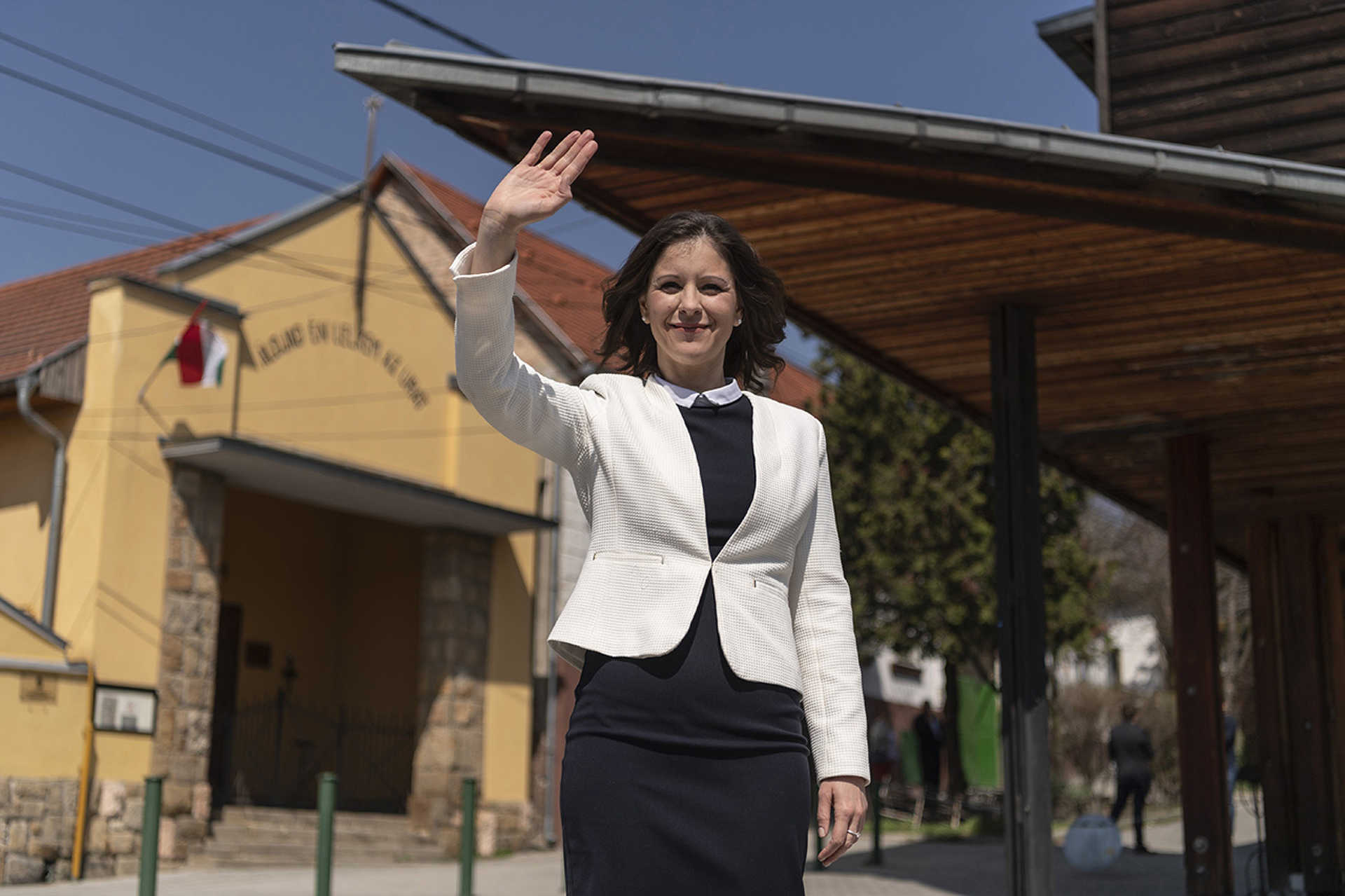 Szél Bernadett, az LMP miniszterelnök-jelöltje, miután leadta szavazatát Budakeszin, a Fő utcai bölcsődében