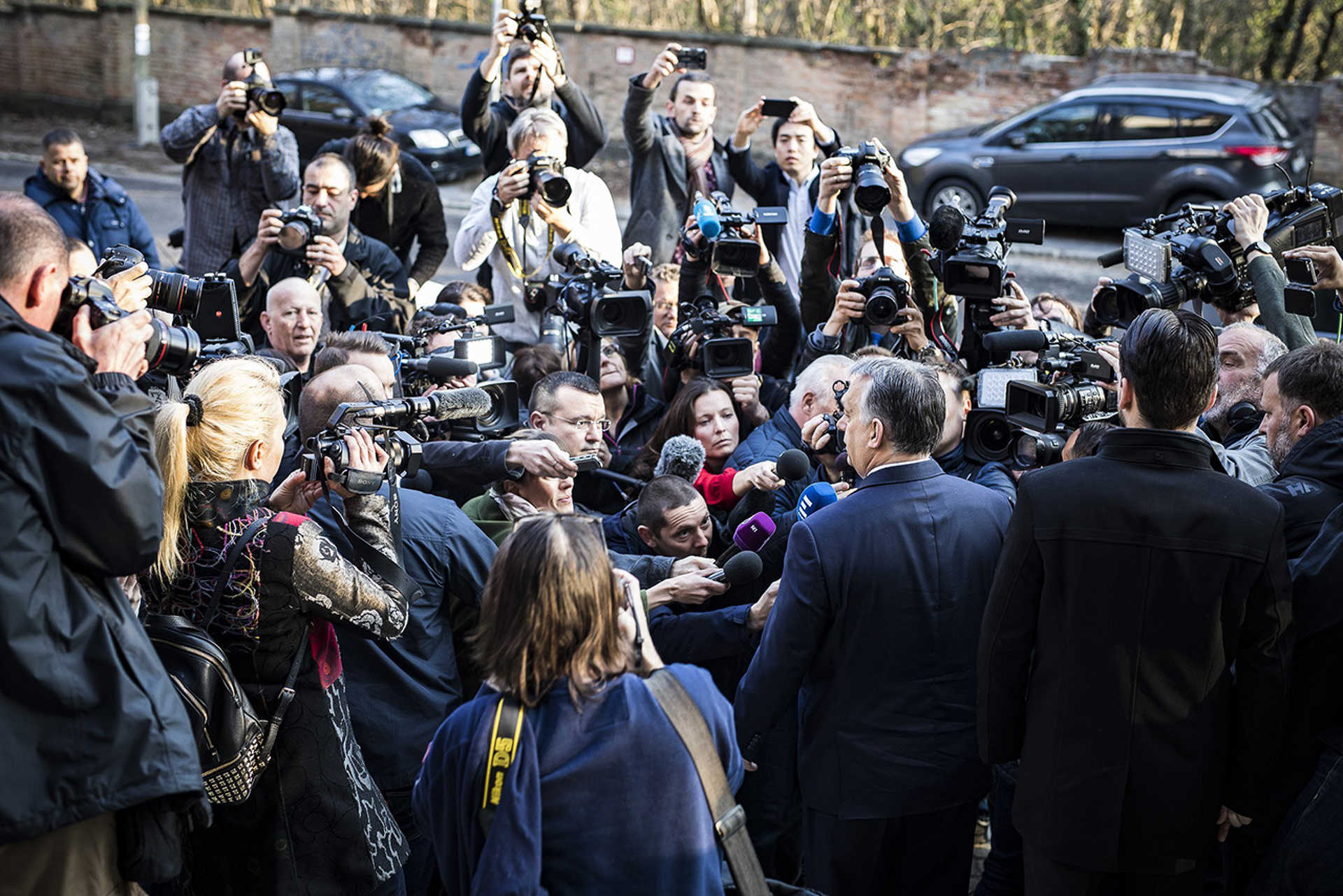 Orbán Viktor miniszterelnök újságíróknak nyilatkozik, miután leadta szavazatát a XII. kerületi Zugligeti Általános Iskolában