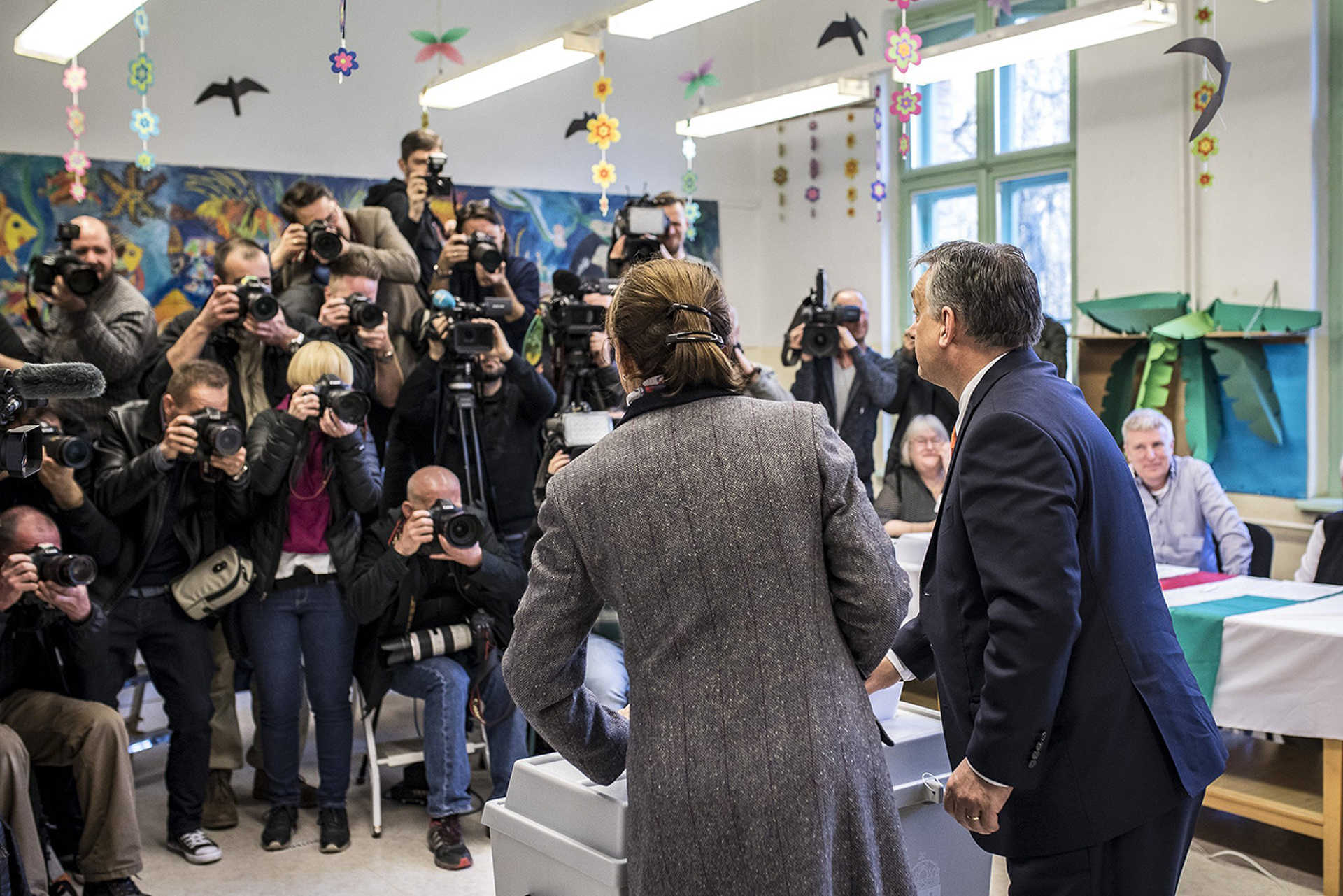 Orbán Viktor miniszterelnök és felesége, Lévai Anikó leadja szavazatát a XII. kerületi Zugligeti Általános Iskolában
