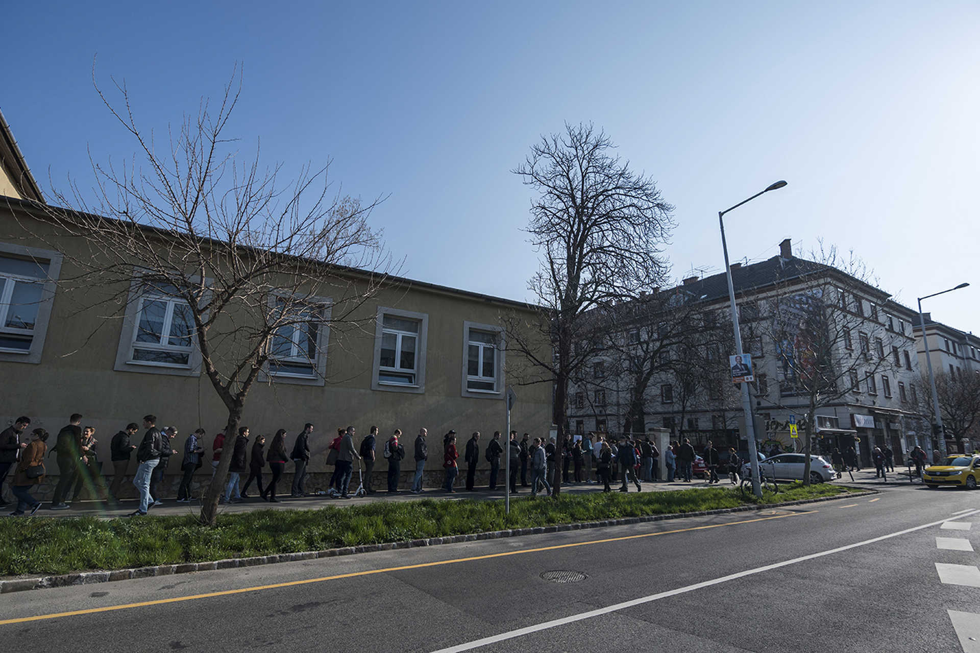 Átjelentkező szavazók várakoznak Újbudán, a Bocskai István Általános Iskolánál