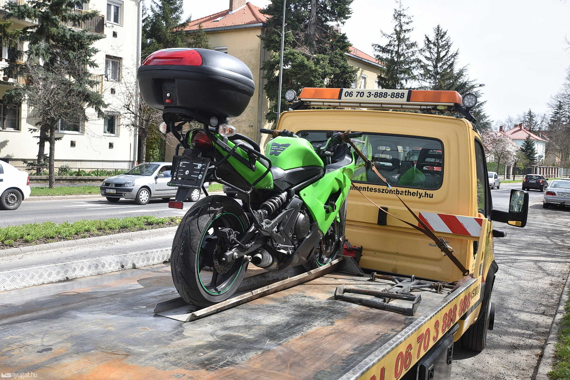 Opel lökött Kawasaki motort Daewoo-nak Szombathelyen 