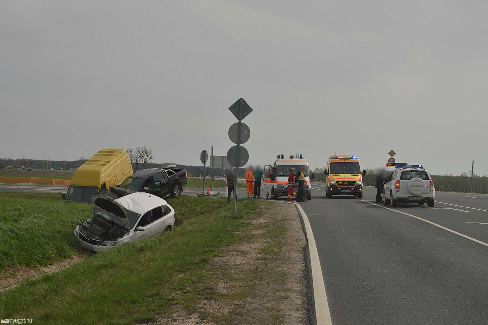 Három autó csapódott az árokba Sárvárnál egy Skoda miatt