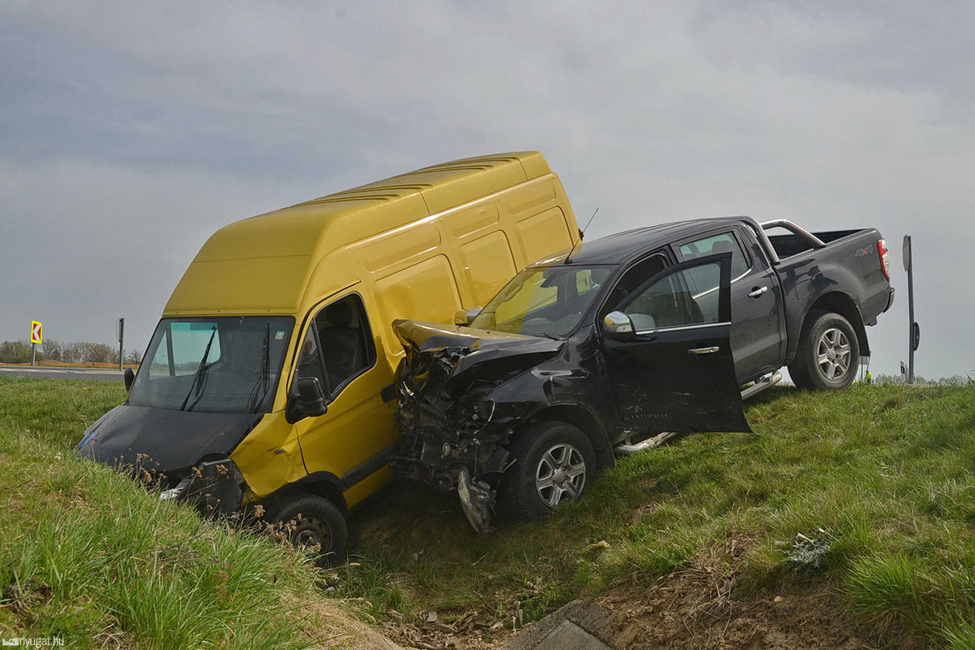 Három autó csapódott az árokba Sárvárnál egy Skoda miatt